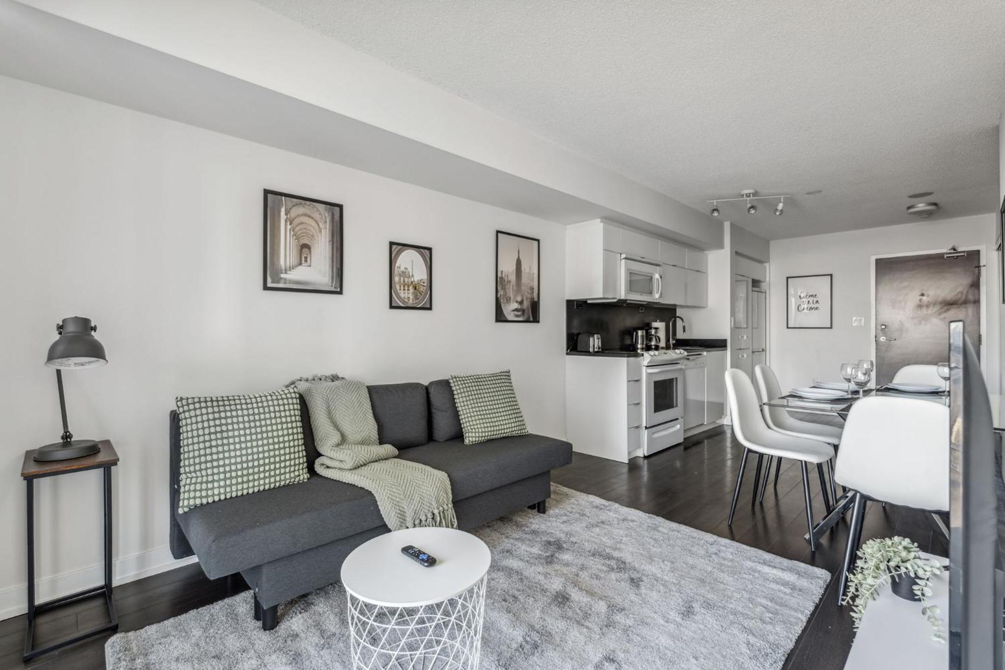 Elegant Condo, Views , Cityplace Downtown Apartment Toronto