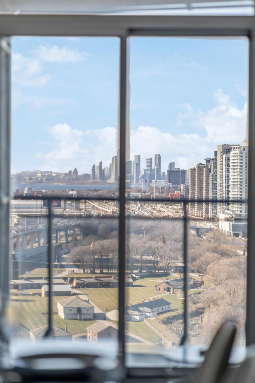 Elegant Condo, Views , Cityplace Downtown Apartment