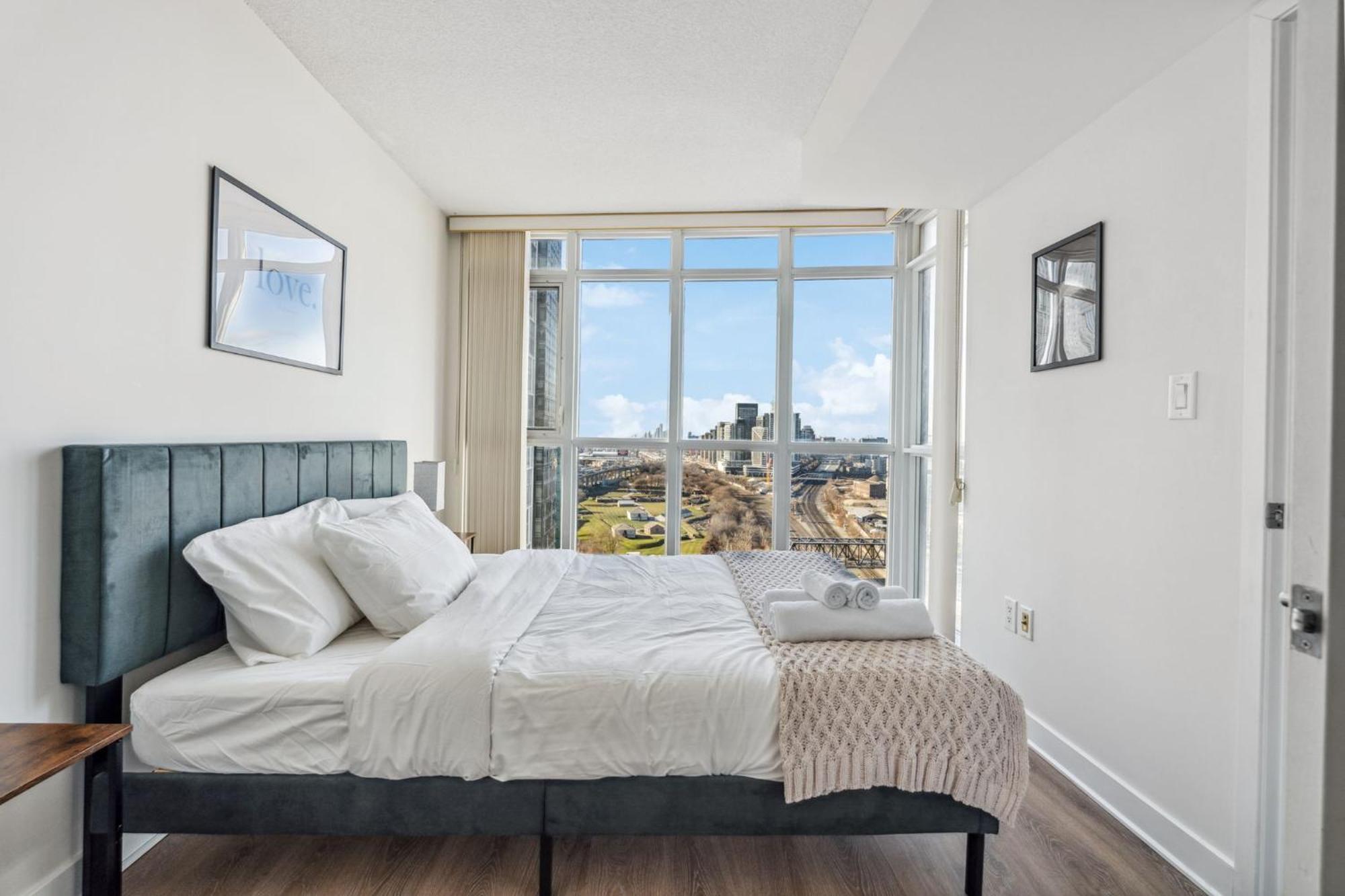 Elegant Condo, Views , Cityplace Downtown Toronto