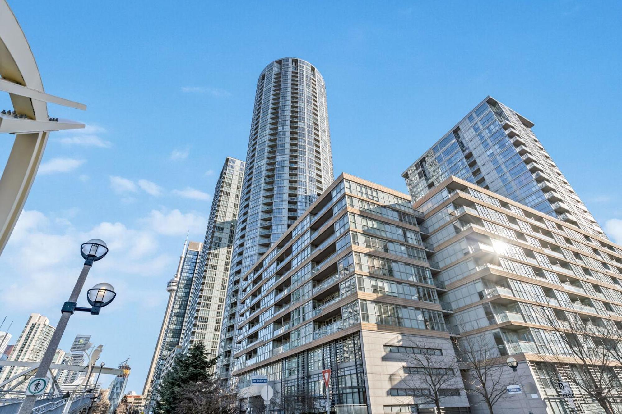 Elegant Condo, Views , Cityplace Downtown * Toronto
