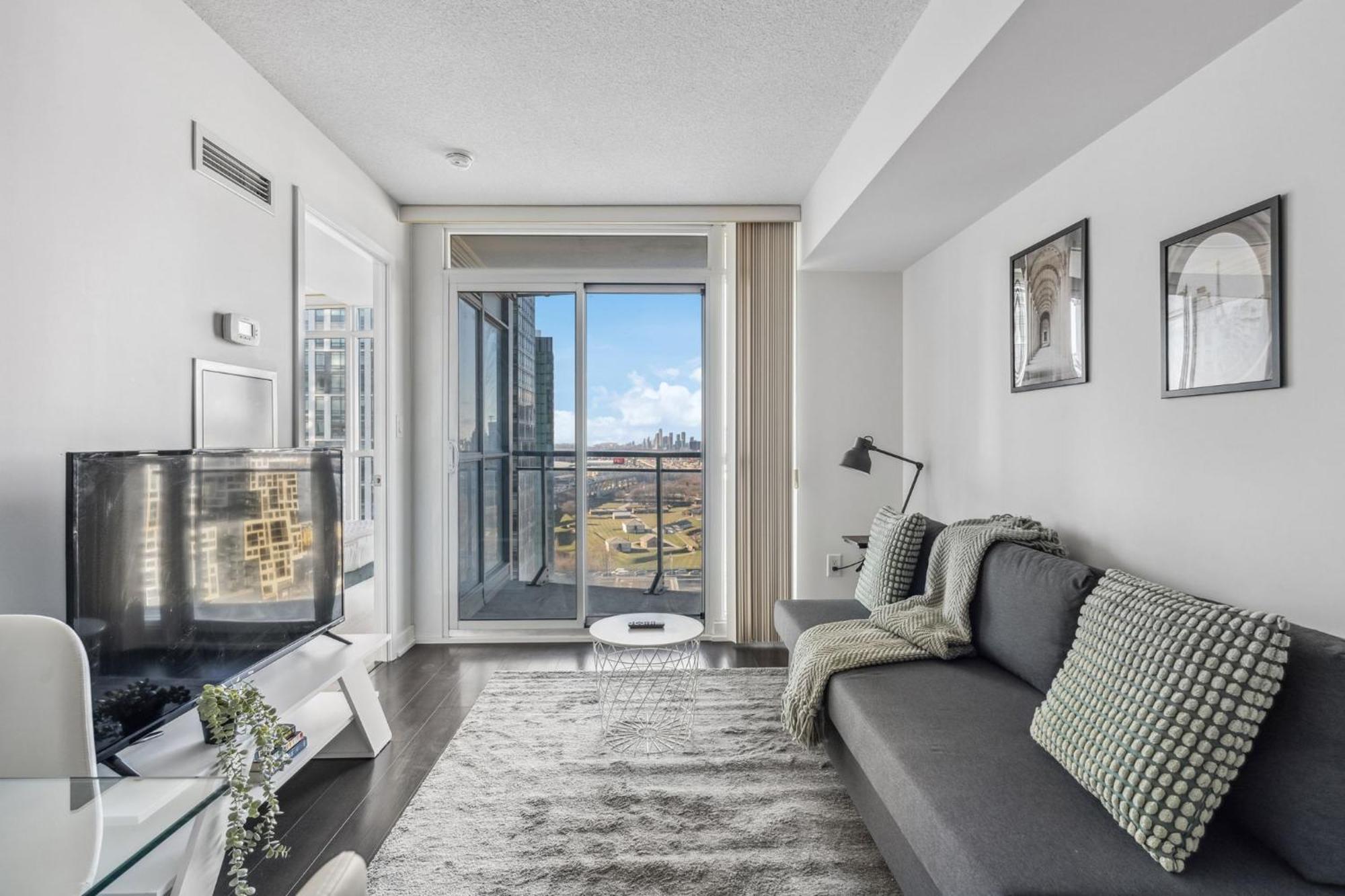 Elegant Condo, Views , Cityplace Downtown