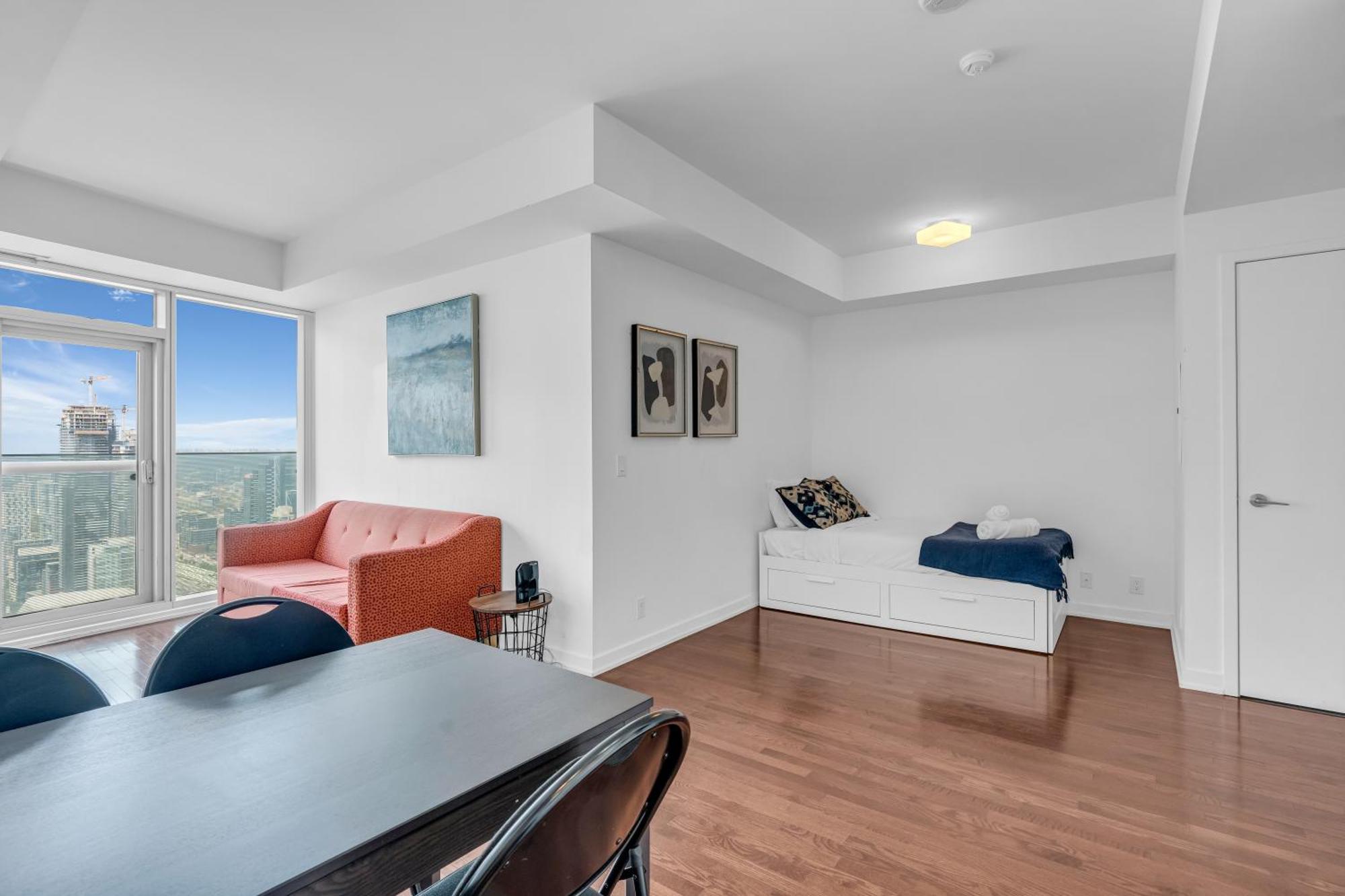 Elegant Rogers Center With 1 Free Parking