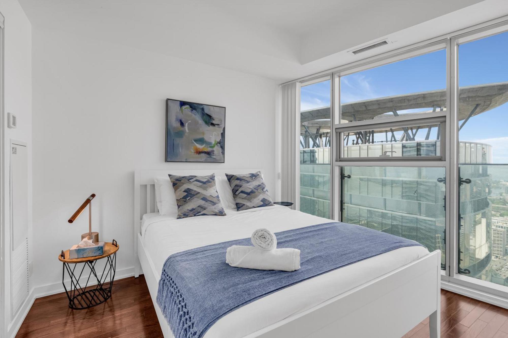 Elegant Rogers Center With 1 Free Parking Apartment