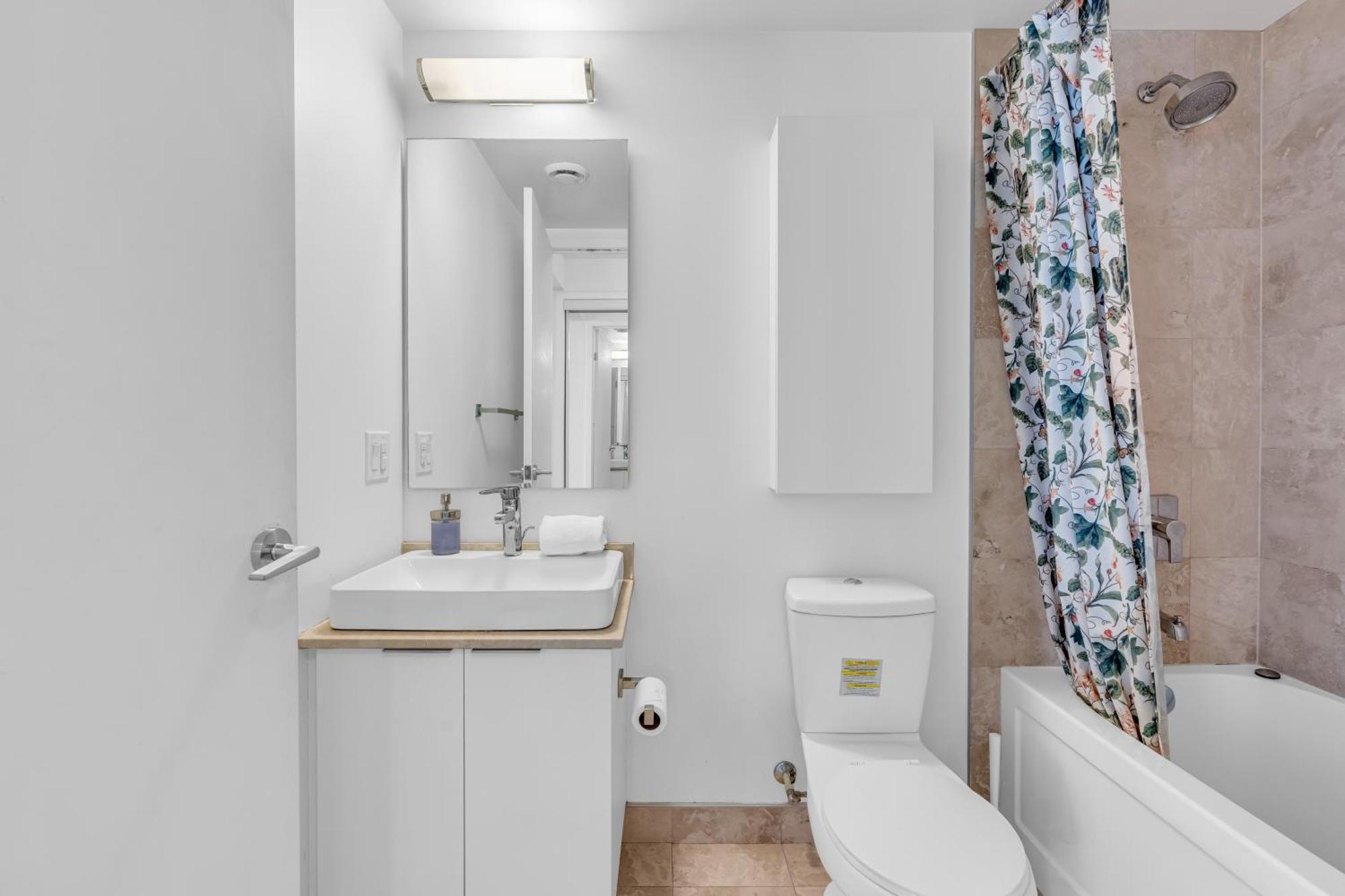 Elegant Rogers Center With 1 Free Parking