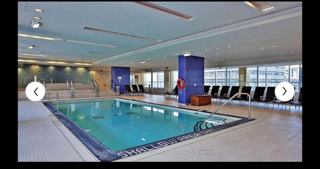 2-bdrm And 1 Den 3 Bed With 2 Bath - Walking Distance To Scotiabank Arena, Cn Tower, Union Station, Ripleys With Free Parking Apartment *