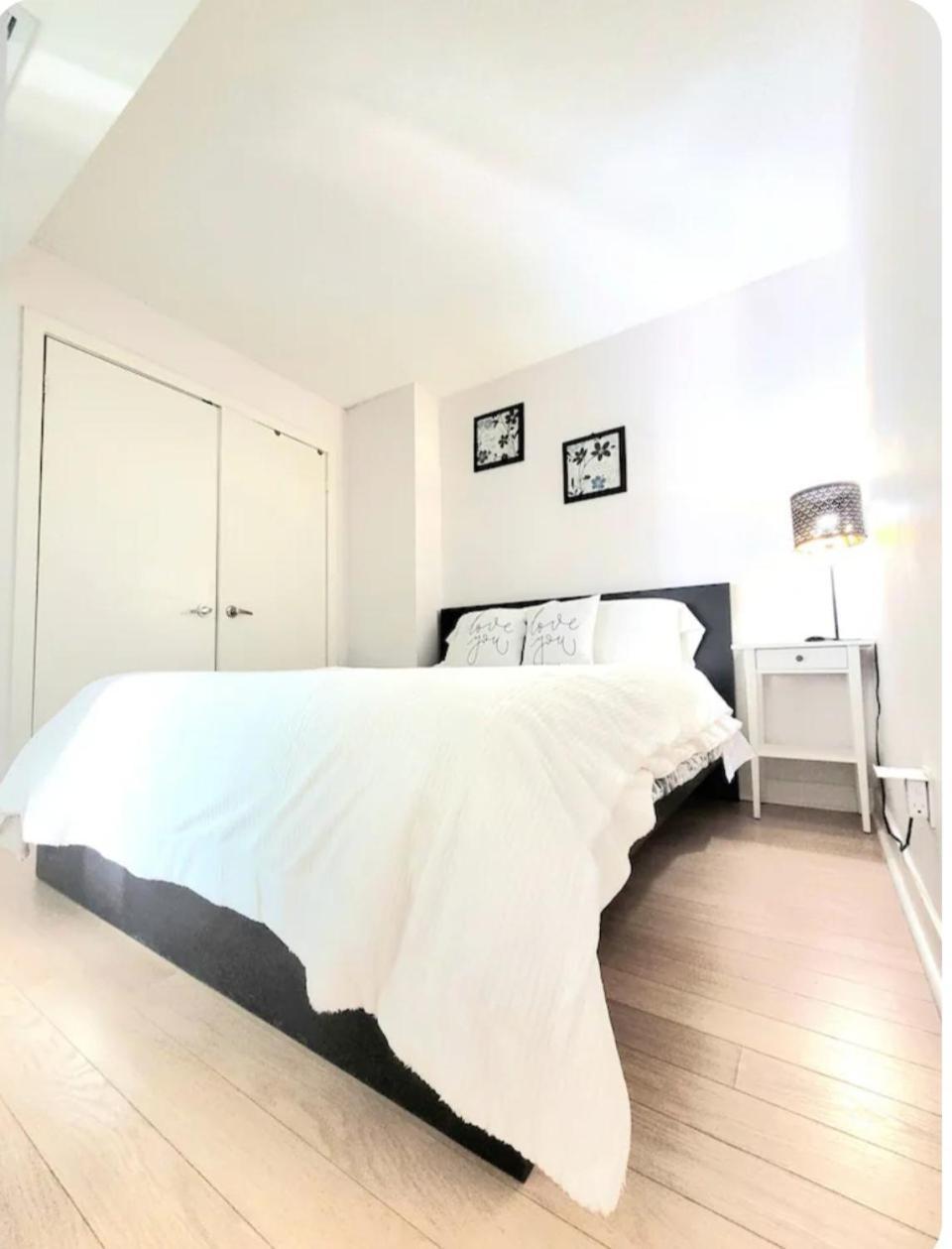 Downtown Spacious Lakeview 2 Beds Salt Water Pool Gym Free Parking *