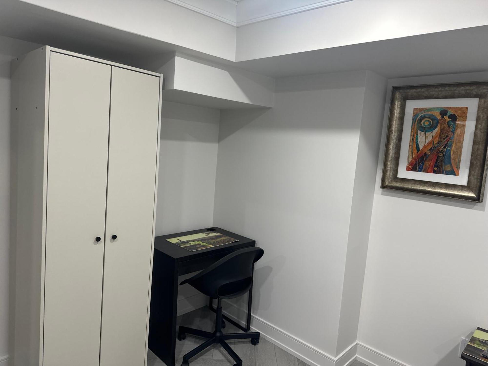 Cozy Basement With Free Parking In *