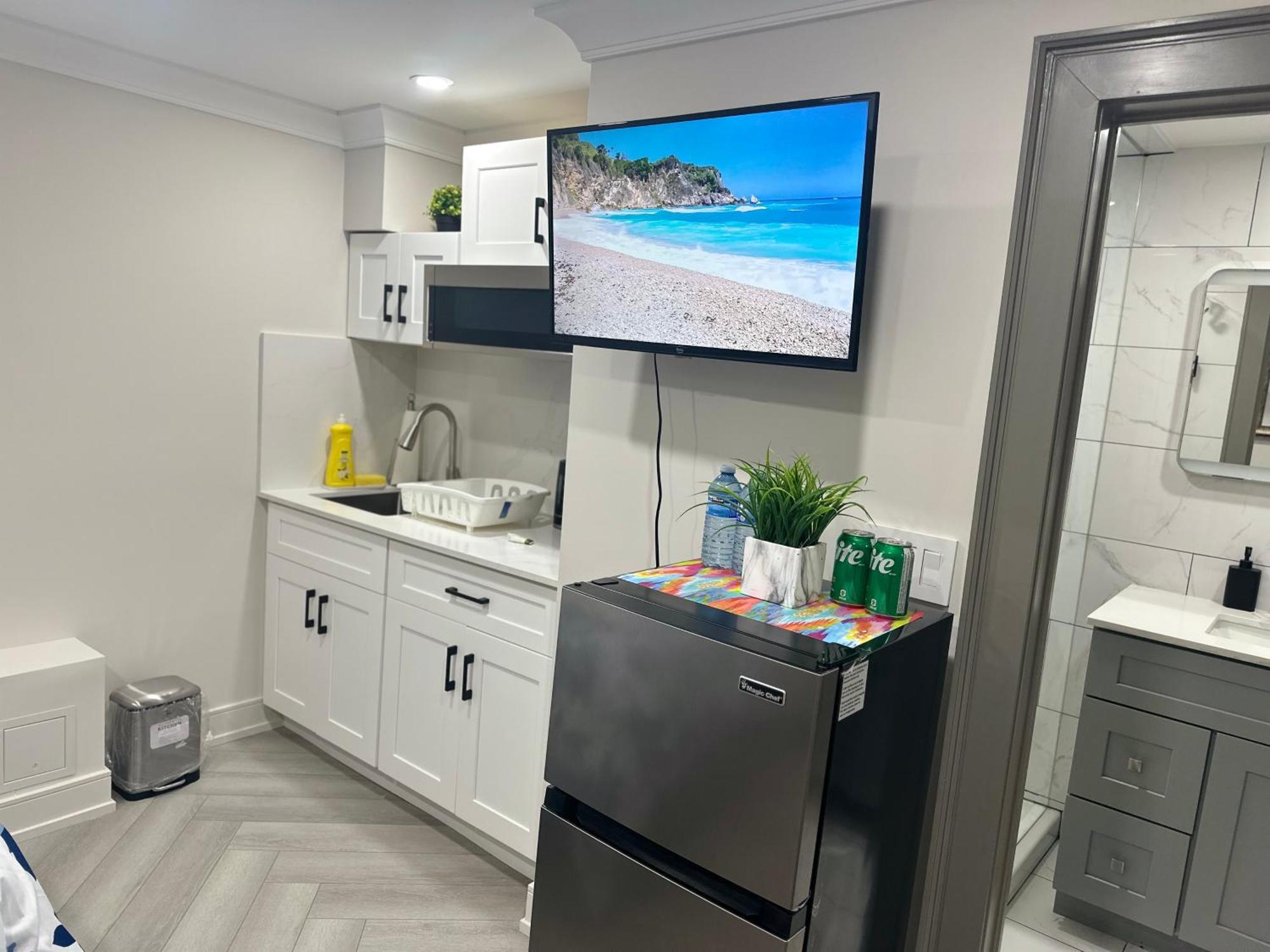 Cozy Basement With Free Parking In Toronto