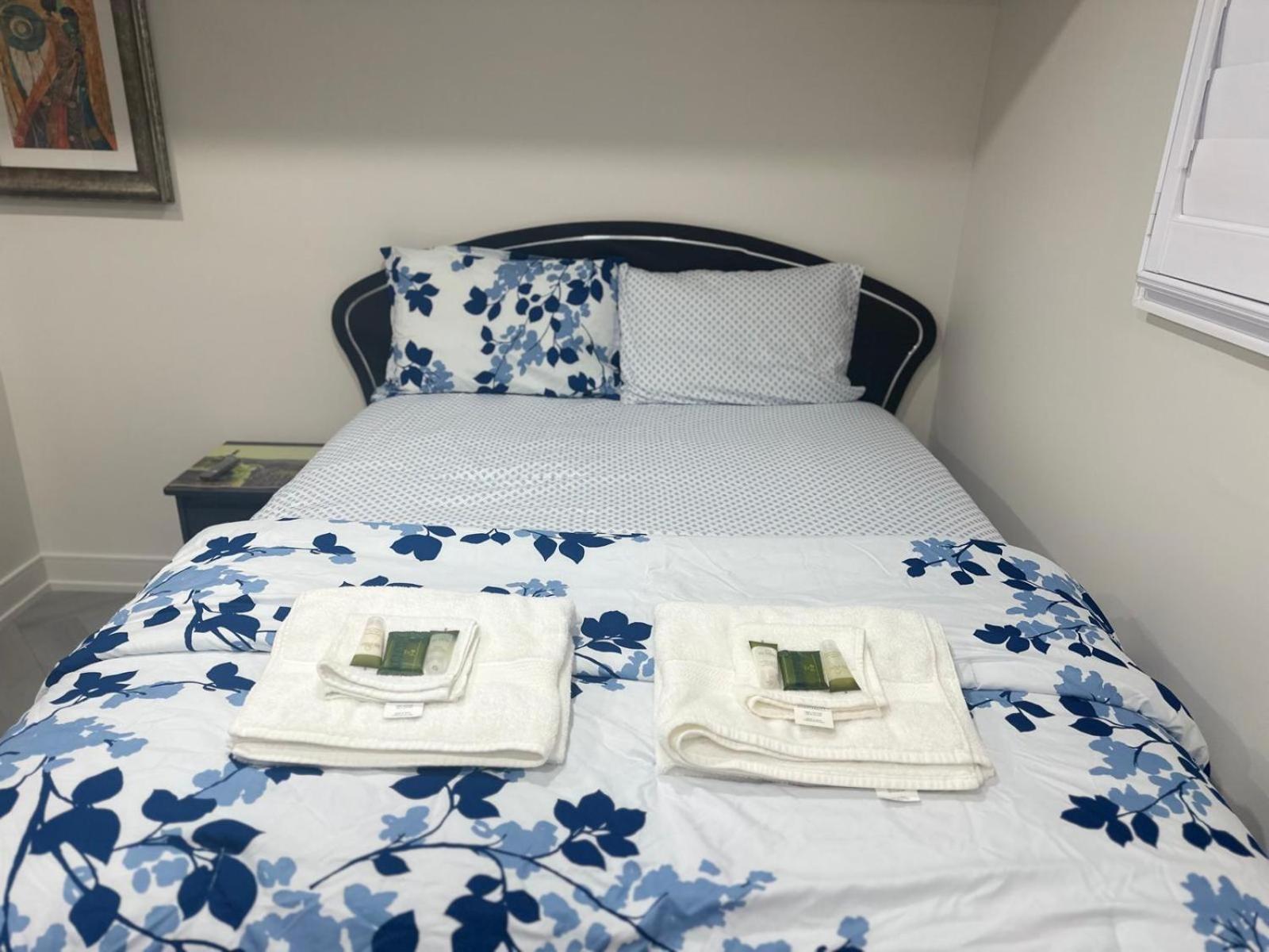 Cozy Basement With Free Parking In Toronto