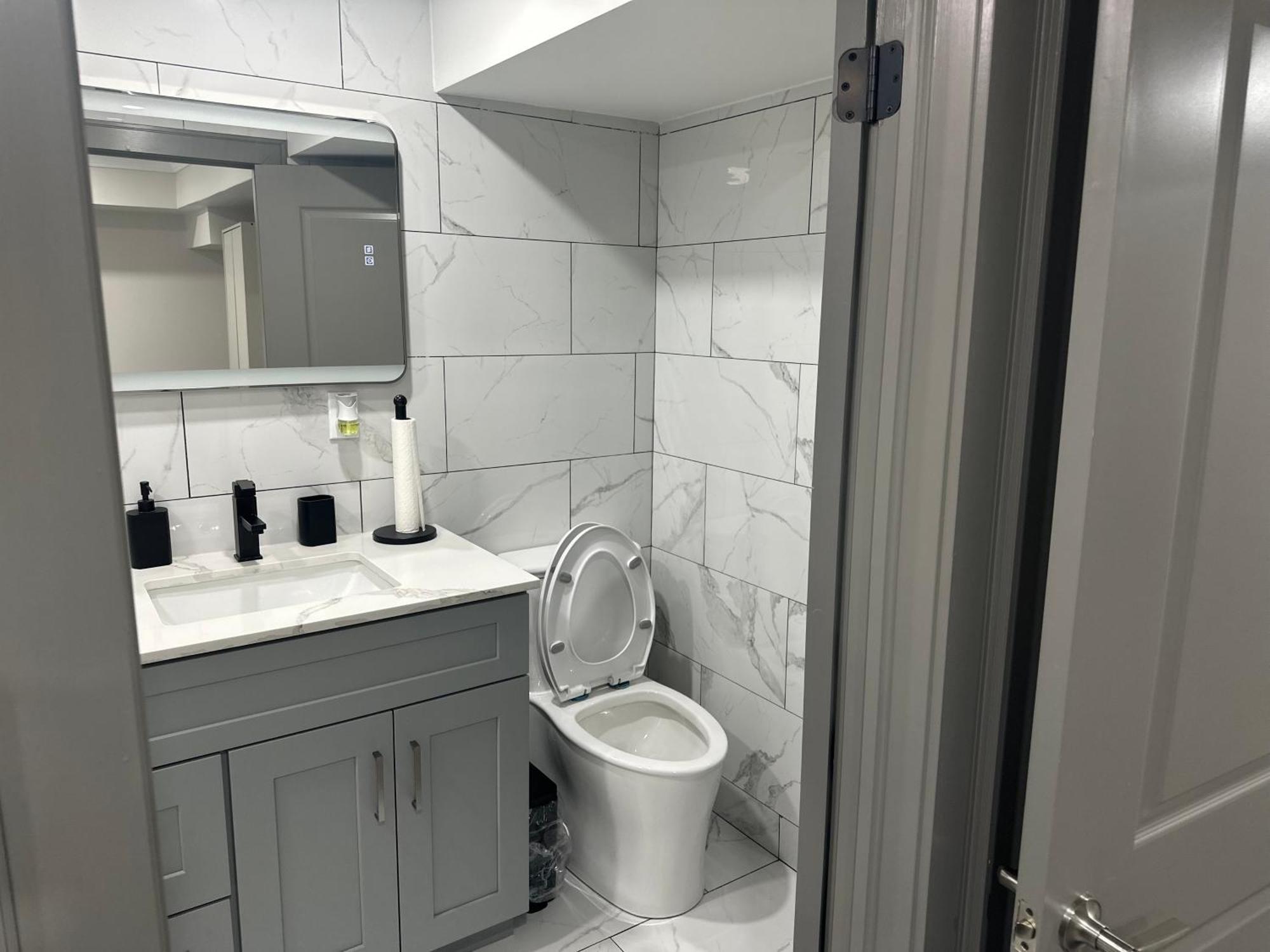 Homestay Cozy Basement With Free Parking In