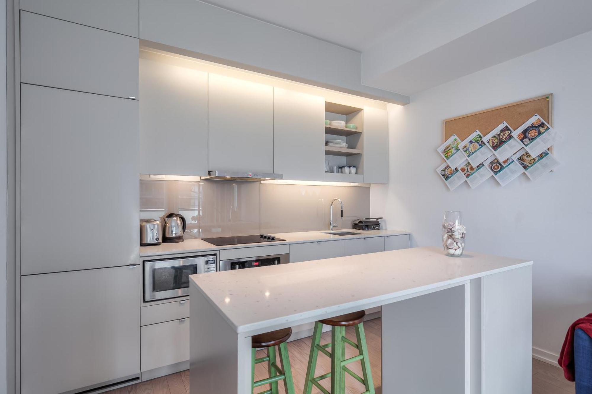 1 Bedroom With Views - 4 Sleeps Toronto