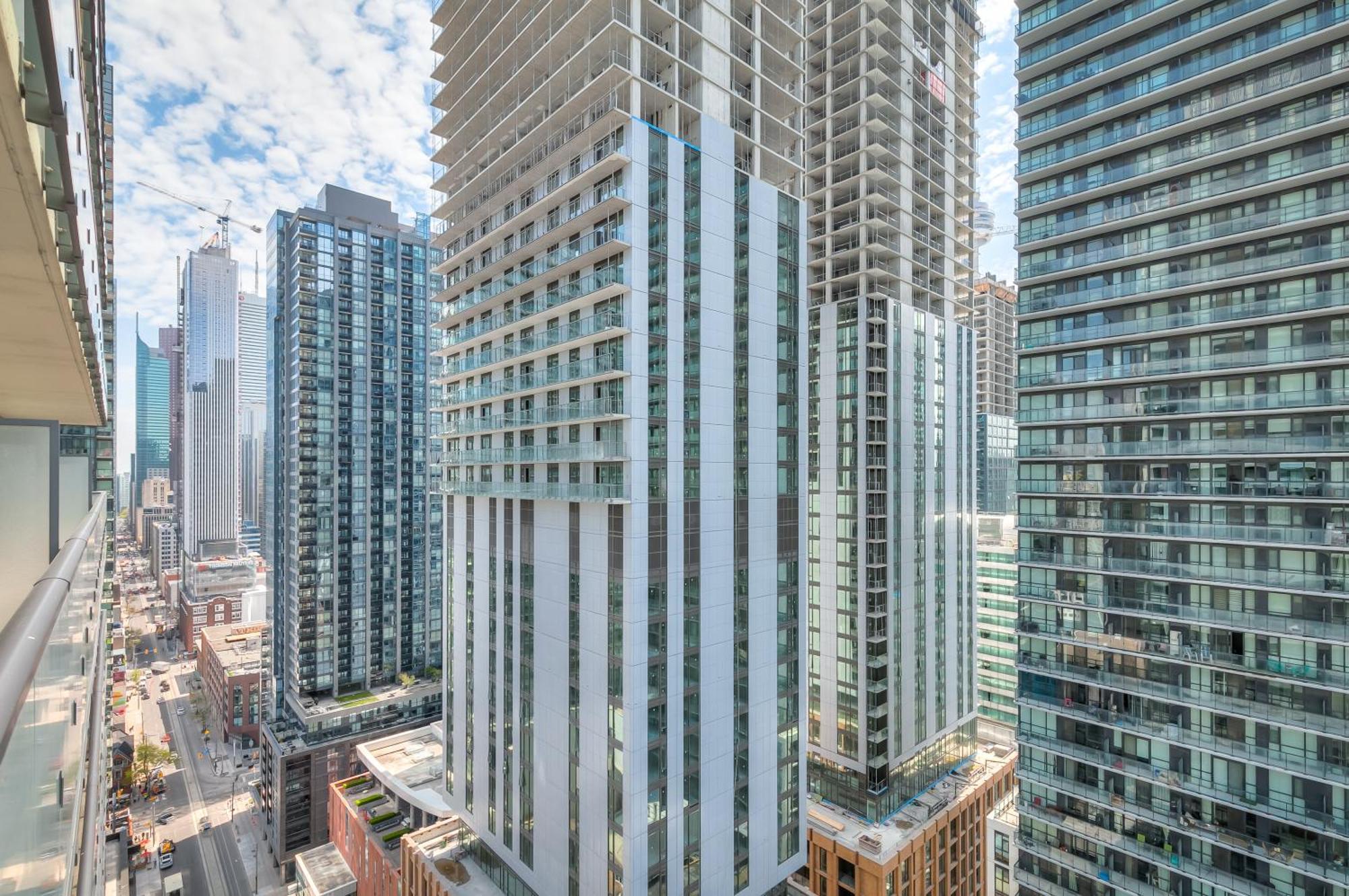 1 Bedroom With Views - 4 Sleeps Apartment