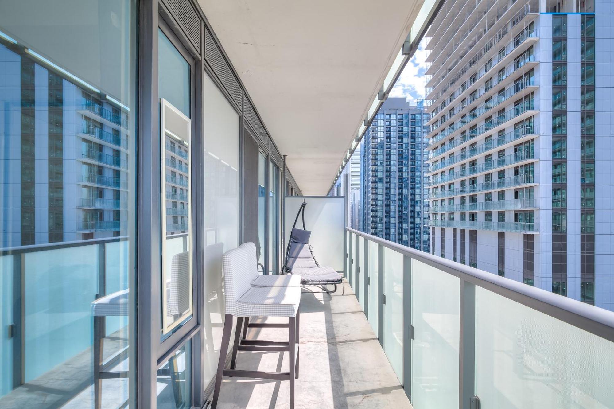 1 Bedroom With Views - 4 Sleeps Toronto