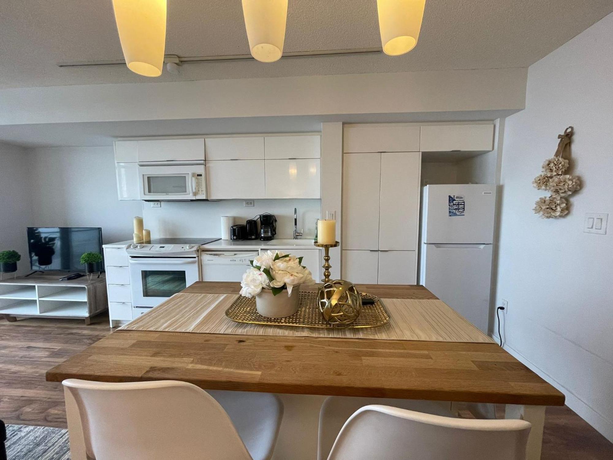 Elegant 1Br Plus Den Downtown Toronto - Sleep 6 Apartment