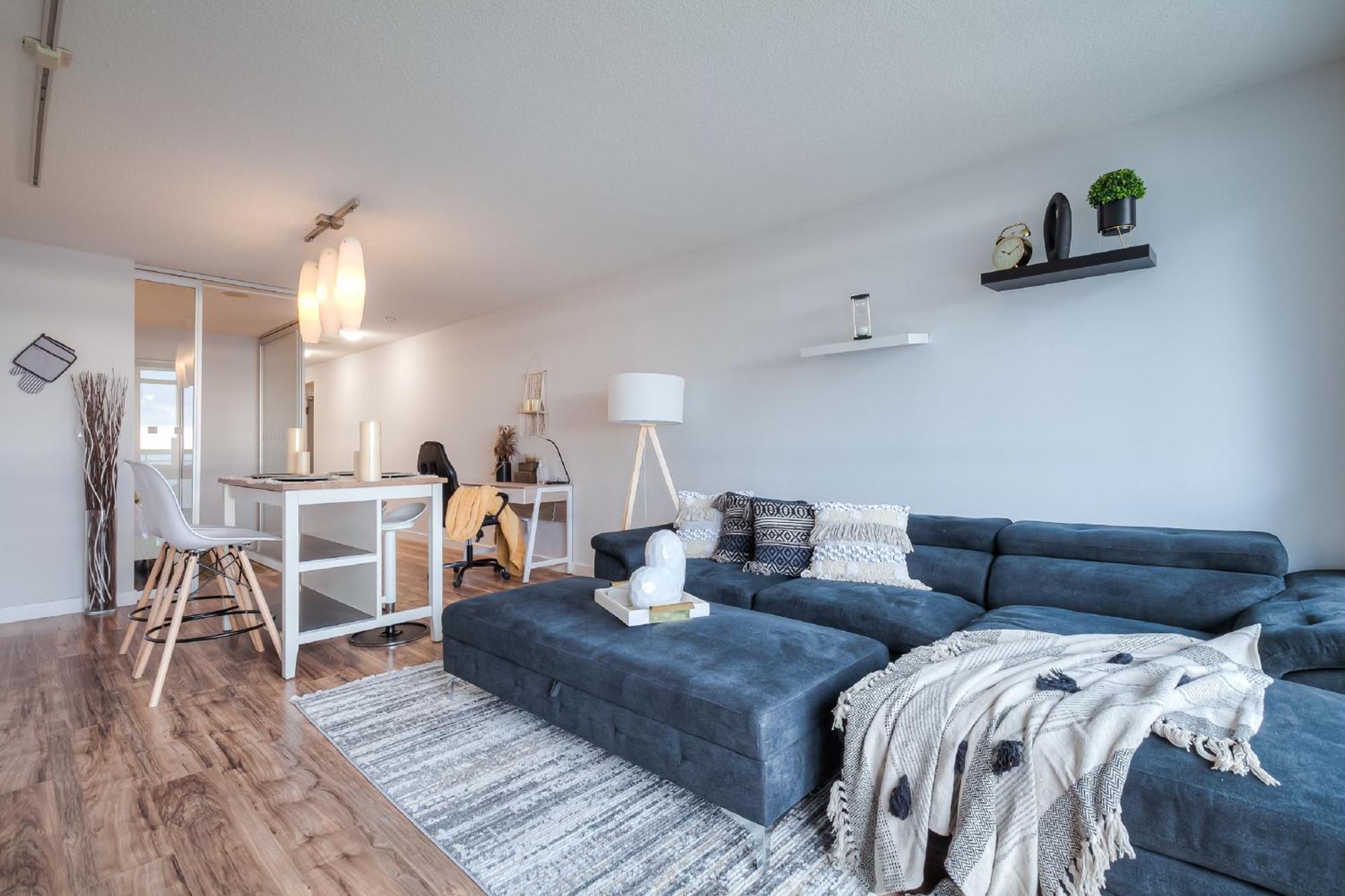 Elegant 1Br Plus Den Downtown Toronto - Sleep 6 Apartment *