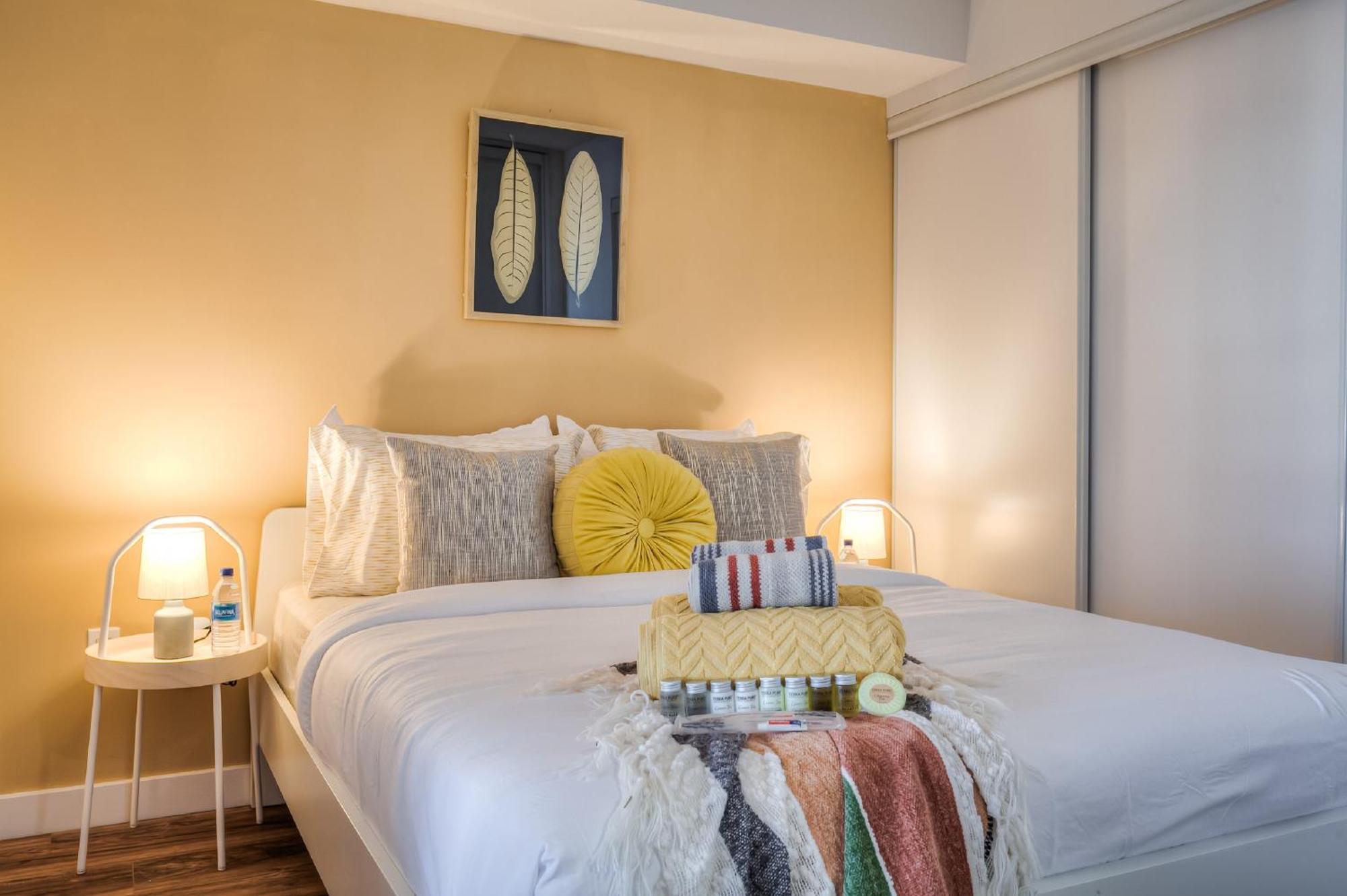 Elegant 1Br Plus Den Downtown Toronto - Sleep 6 *