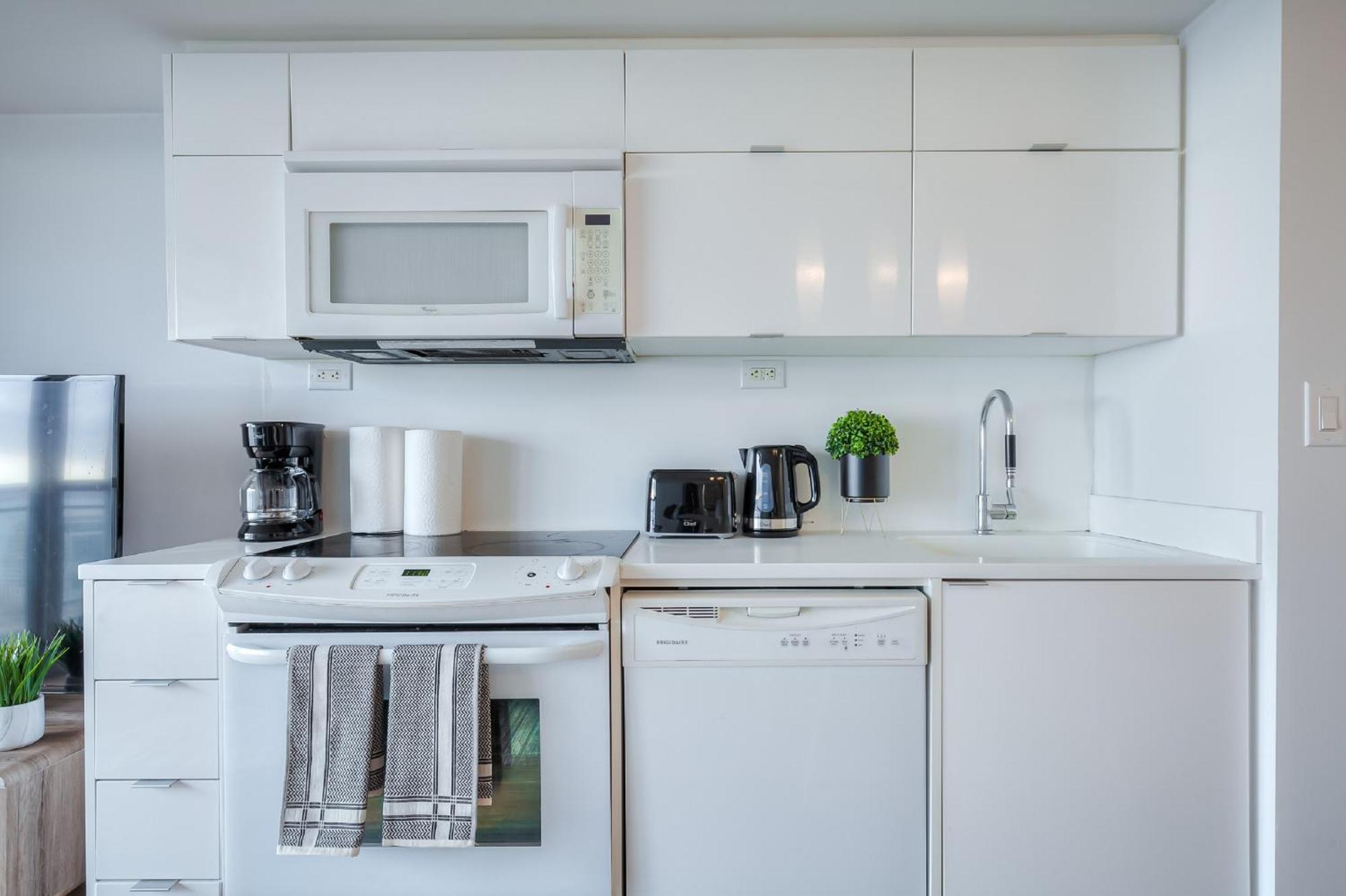 Elegant 1Br Plus Den Downtown Toronto - Sleep 6 Apartment Toronto