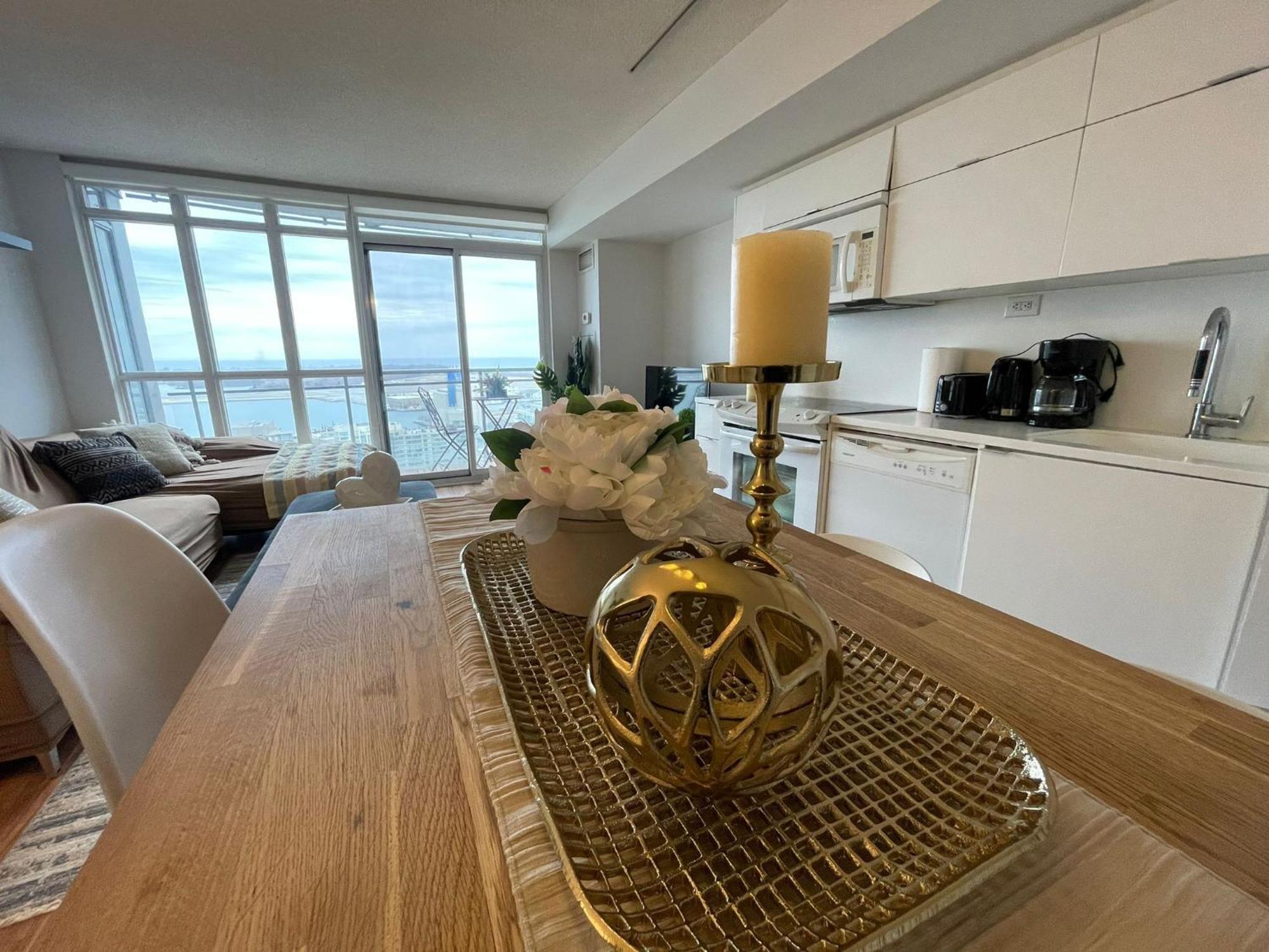 Elegant 1Br Plus Den Downtown Toronto - Sleep 6