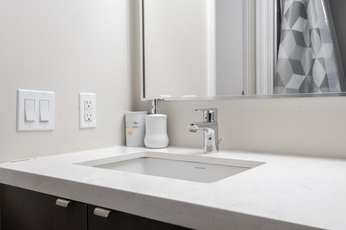 Discounted Elegant Yorkville Apartment *