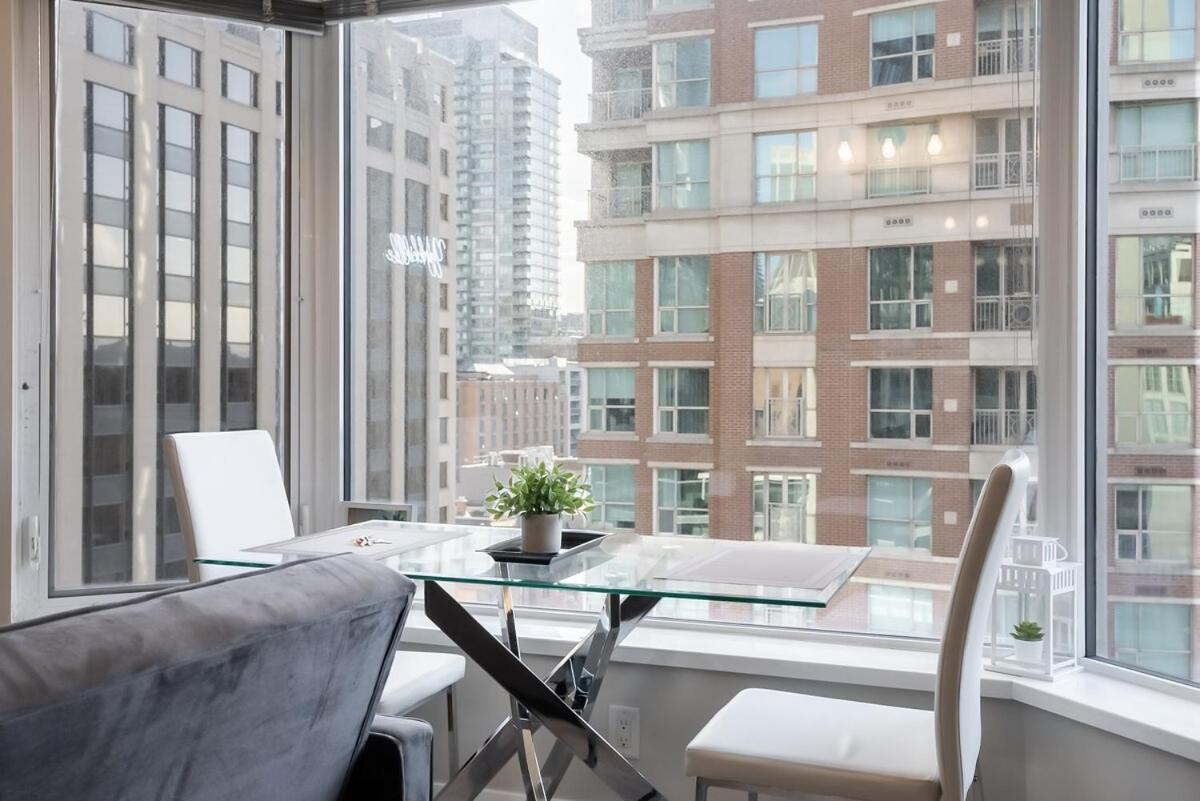 Discounted Elegant Yorkville Apartment *