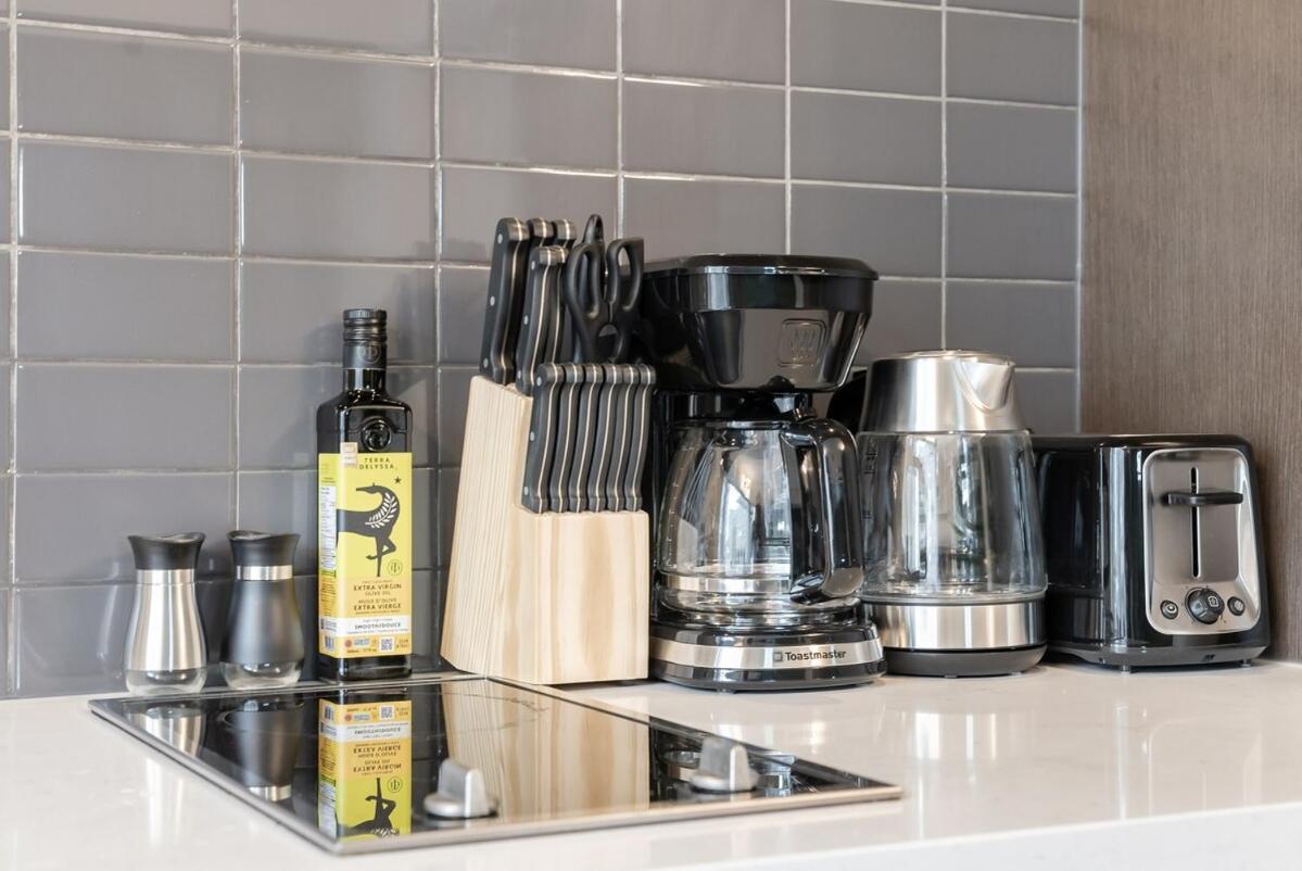 Apartment Discounted Elegant Yorkville Toronto