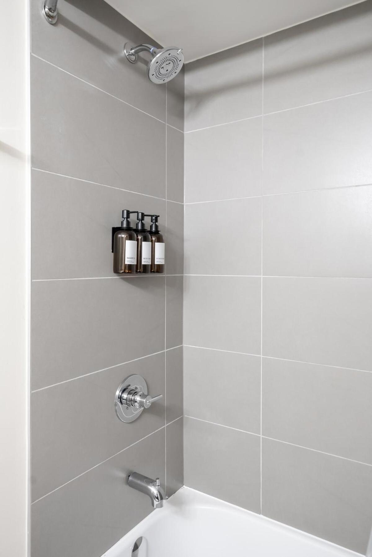 Discounted Elegant Yorkville Apartment *