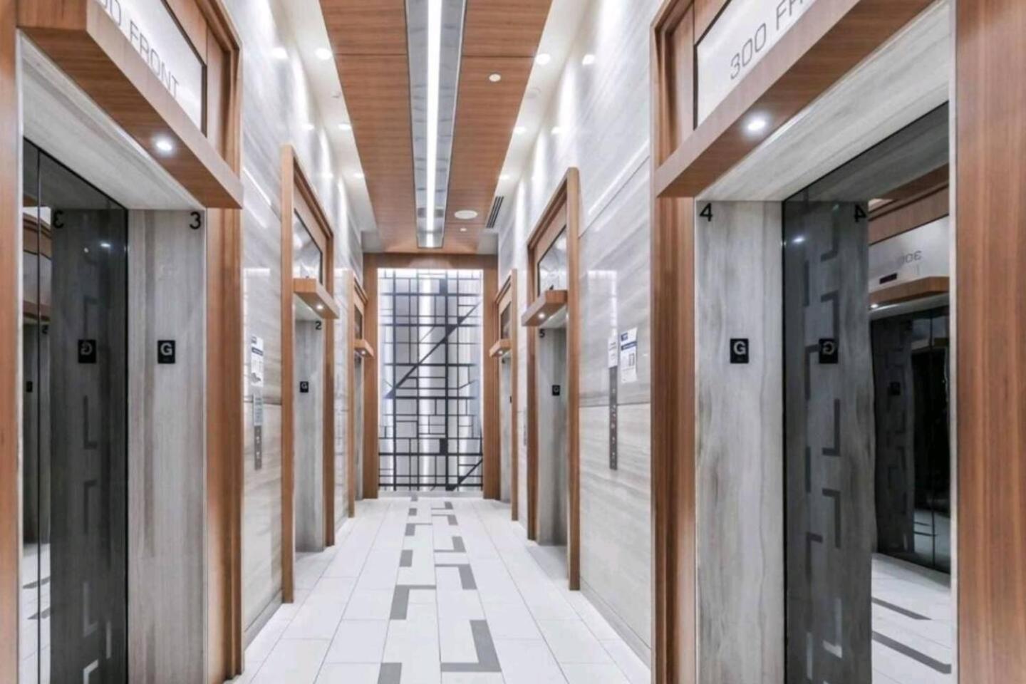3 Bedroom Beside Cn Tower With Parking Downtown Apartment