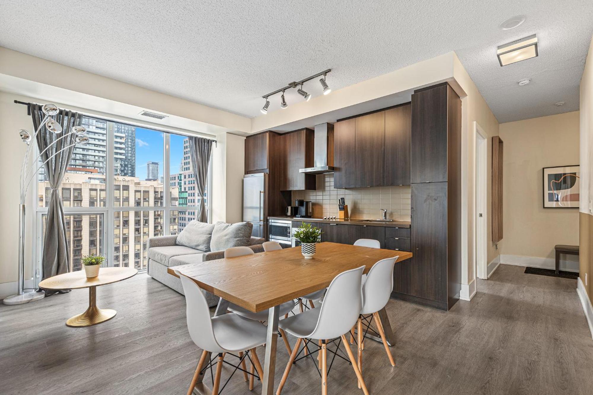 3 Bedroom Beside Cn Tower With Parking Downtown Apartment *