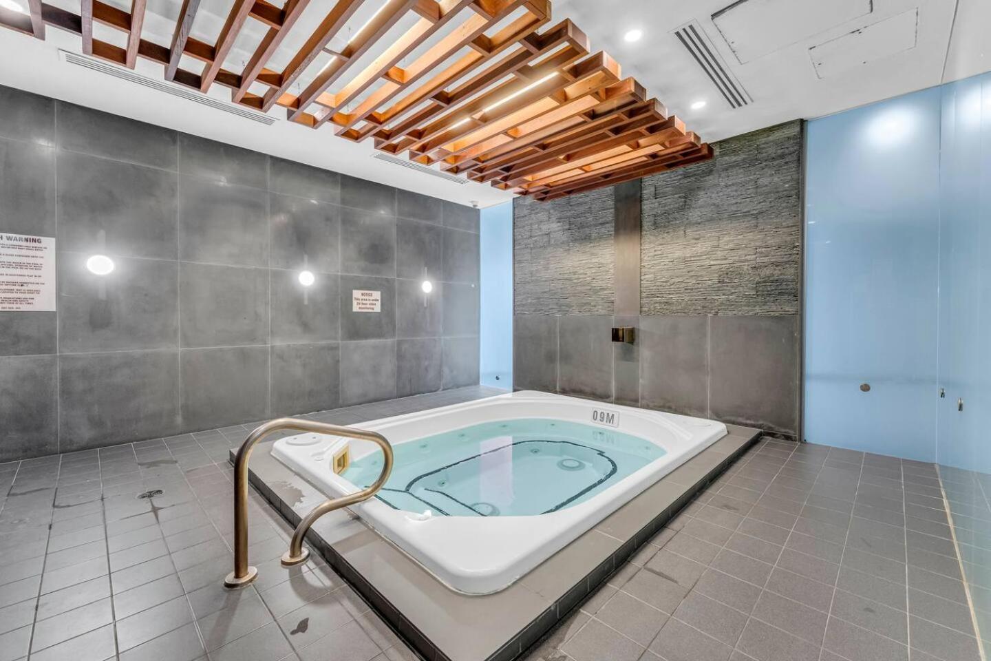 3 Bedroom Beside Cn Tower With Parking Downtown Apartment