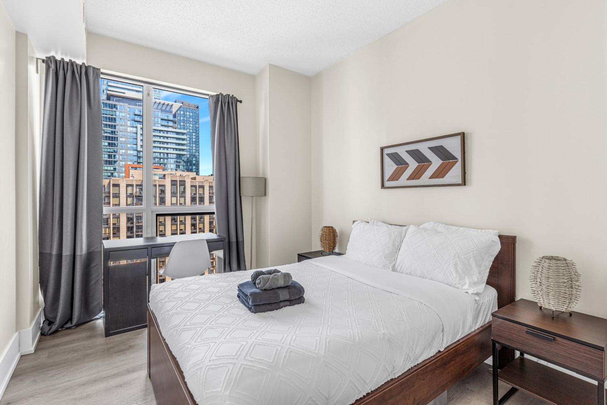 Apartment 3 Bedroom Beside Cn Tower With Parking Downtown Toronto