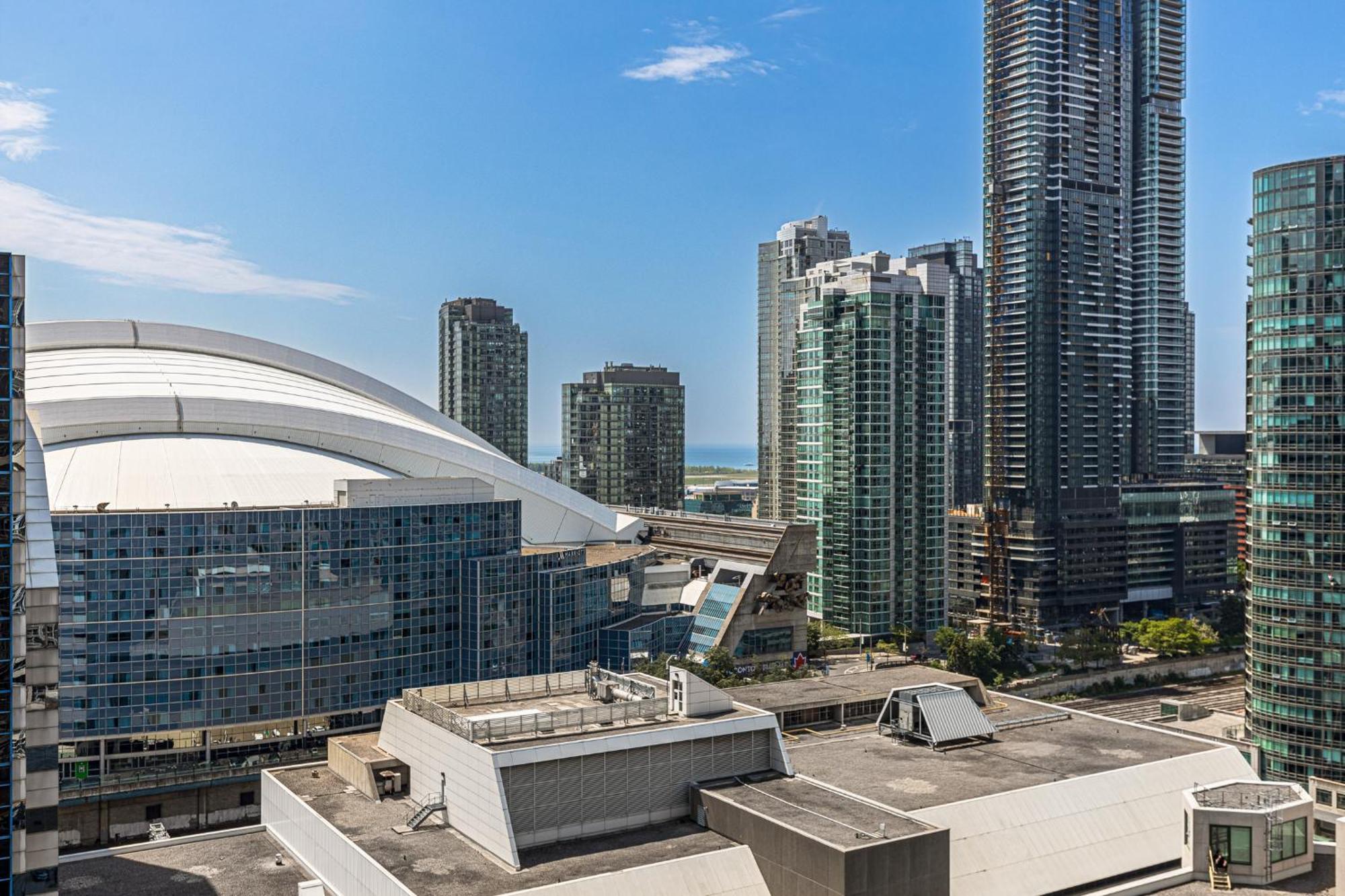 3 Bedroom Beside Cn Tower With Parking Downtown * Toronto