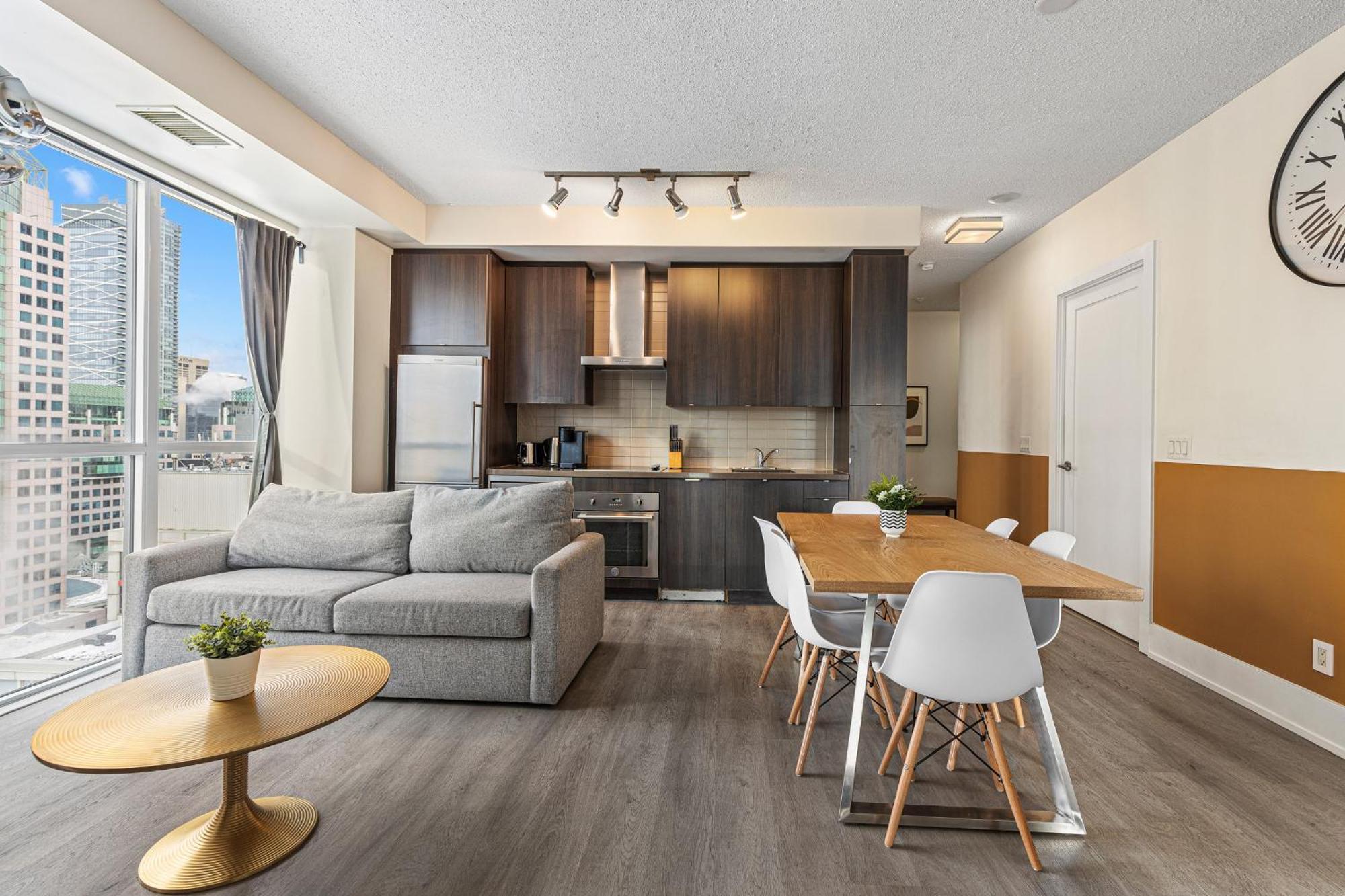 3 Bedroom Beside Cn Tower With Parking Downtown