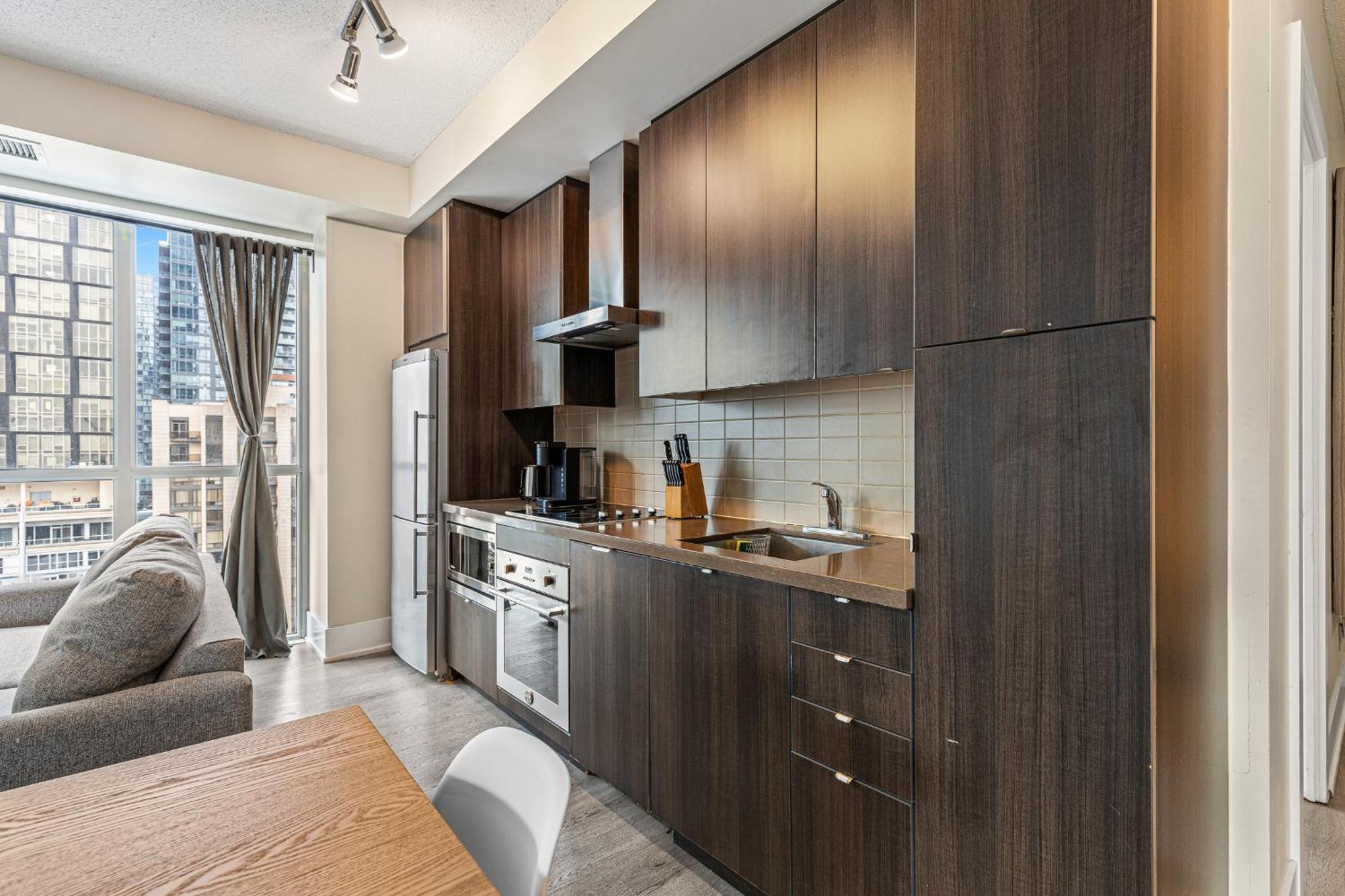Apartment 3 Bedroom Beside Cn Tower With Parking Downtown