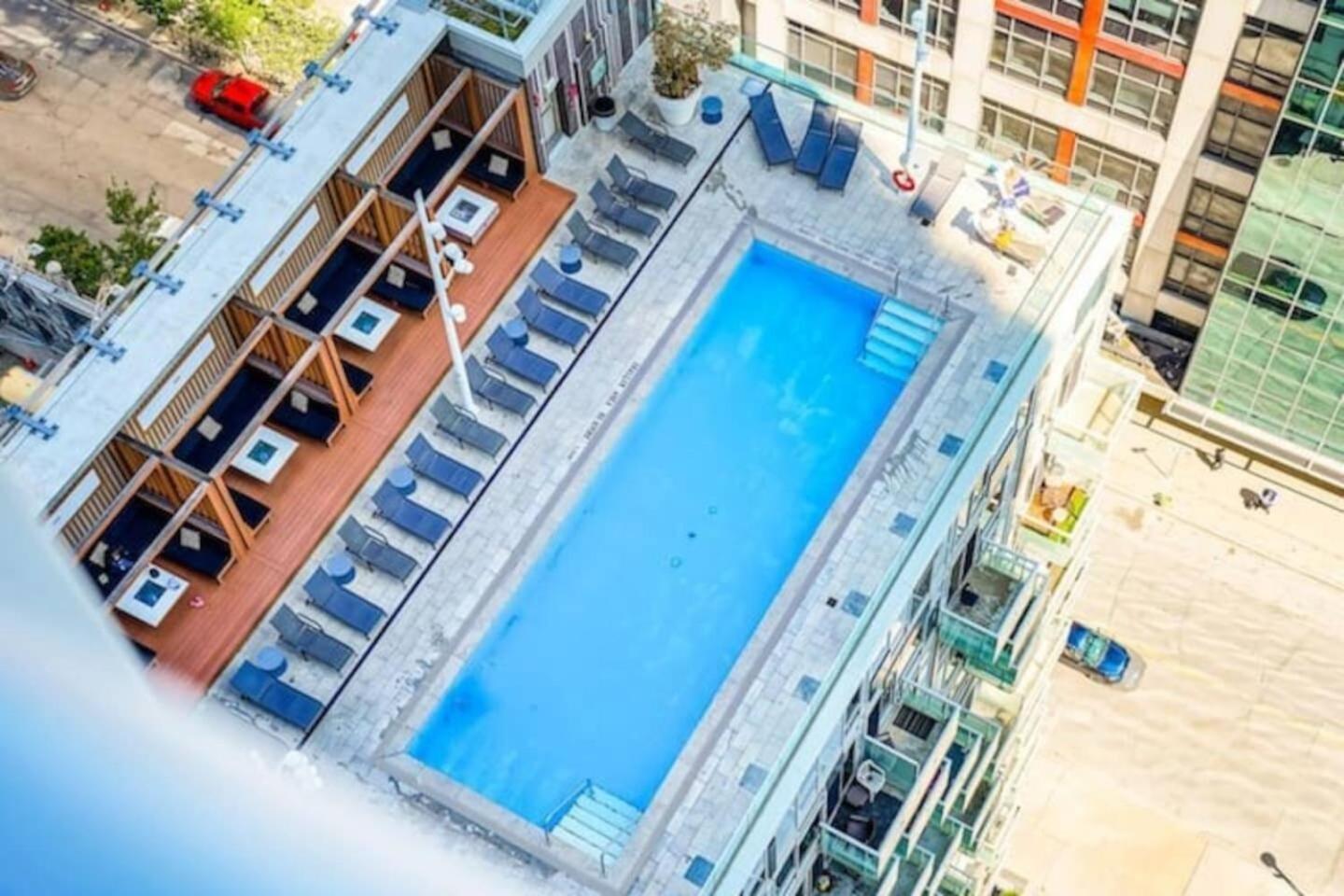 Apartment 3 Bedroom Beside Cn Tower With Parking Downtown Toronto