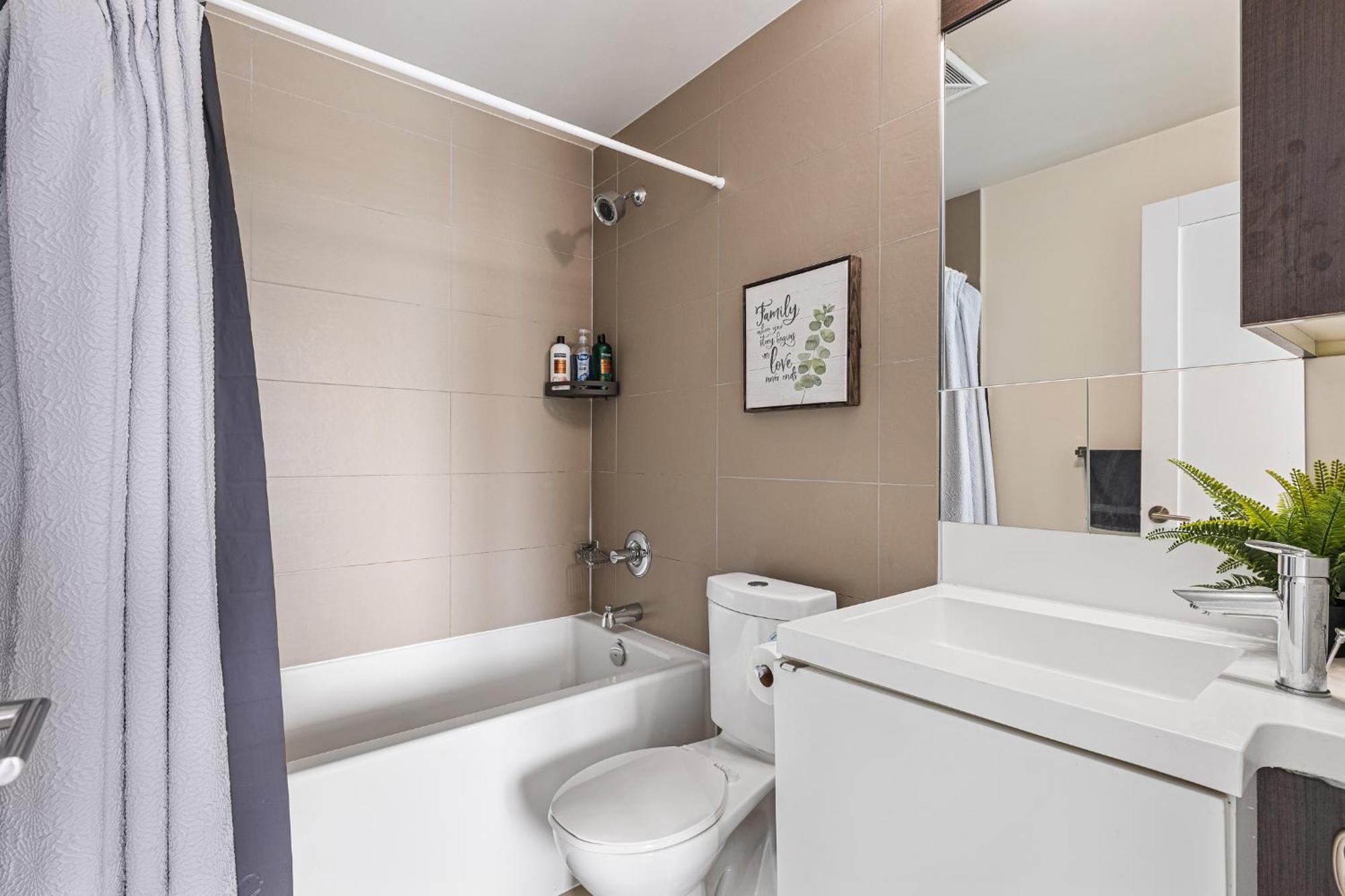 3 Bedroom Beside Cn Tower With Parking Downtown * Toronto