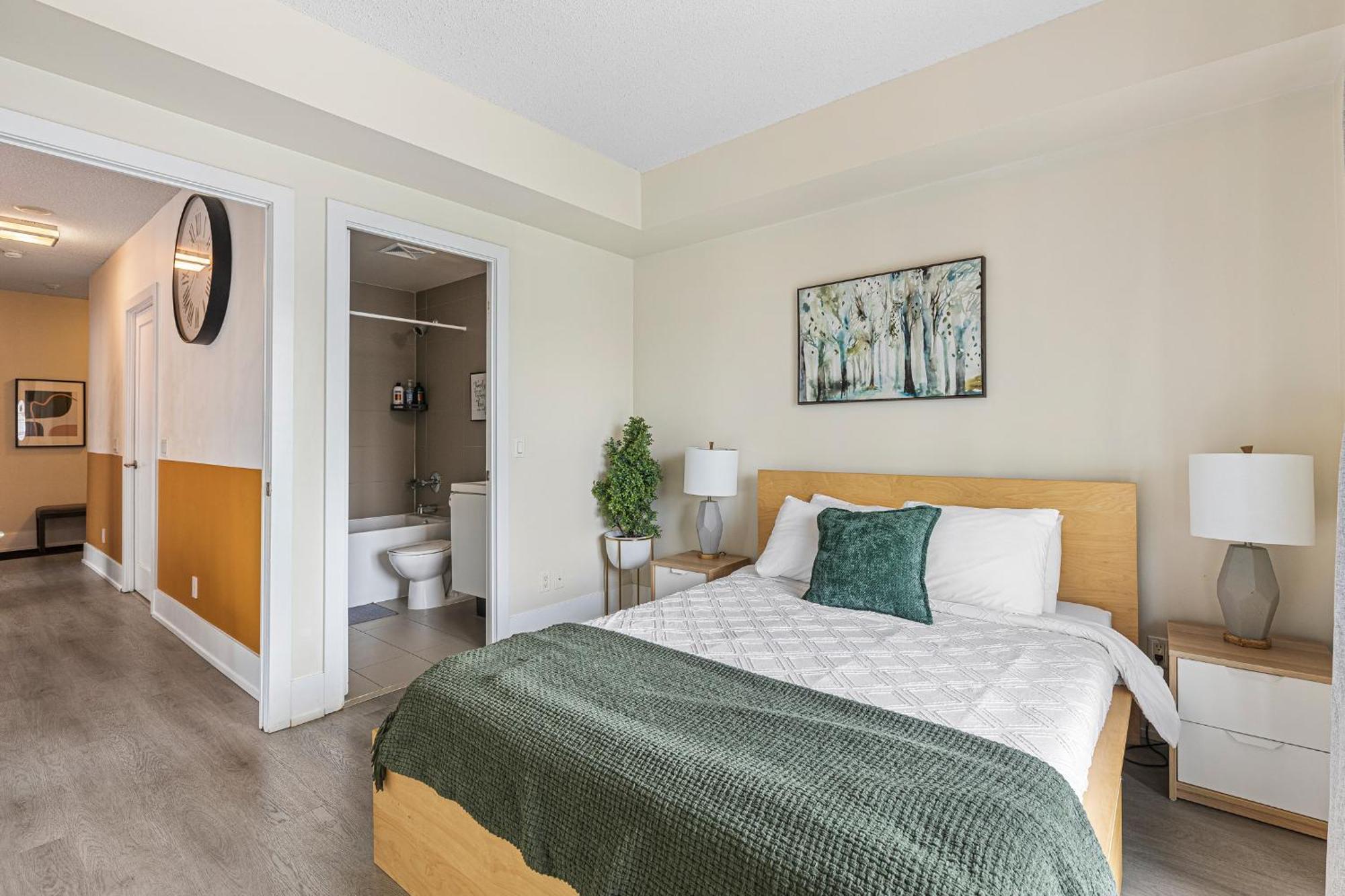 Apartment 3 Bedroom Beside Cn Tower With Parking Downtown *