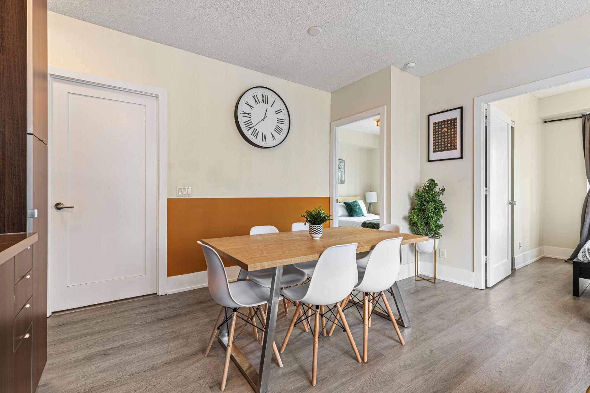Apartment 3 Bedroom Beside Cn Tower With Parking Downtown Toronto