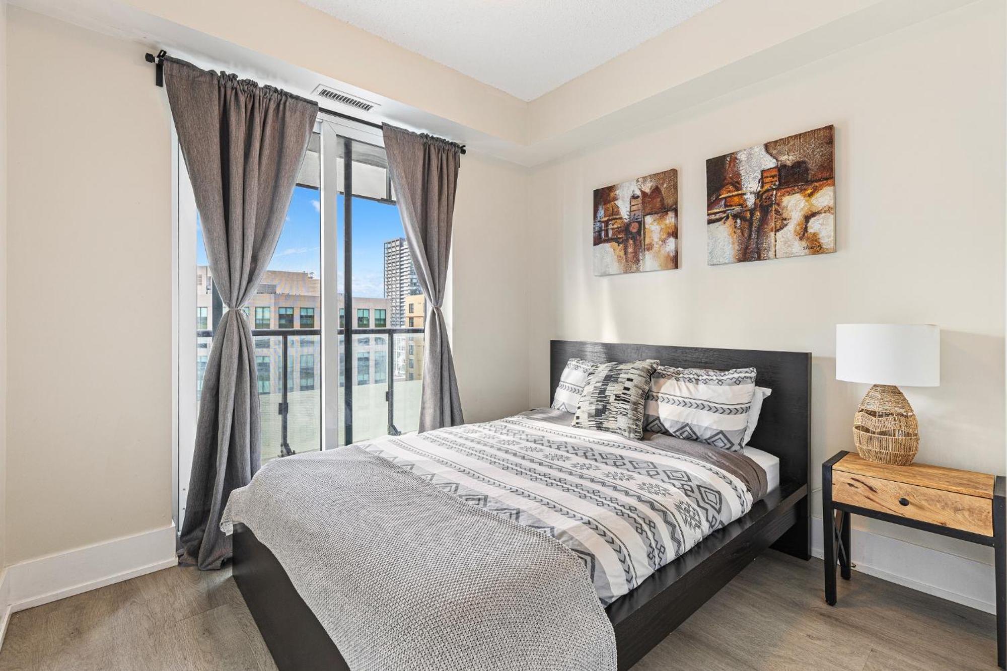 3 Bedroom Beside Cn Tower With Parking Downtown