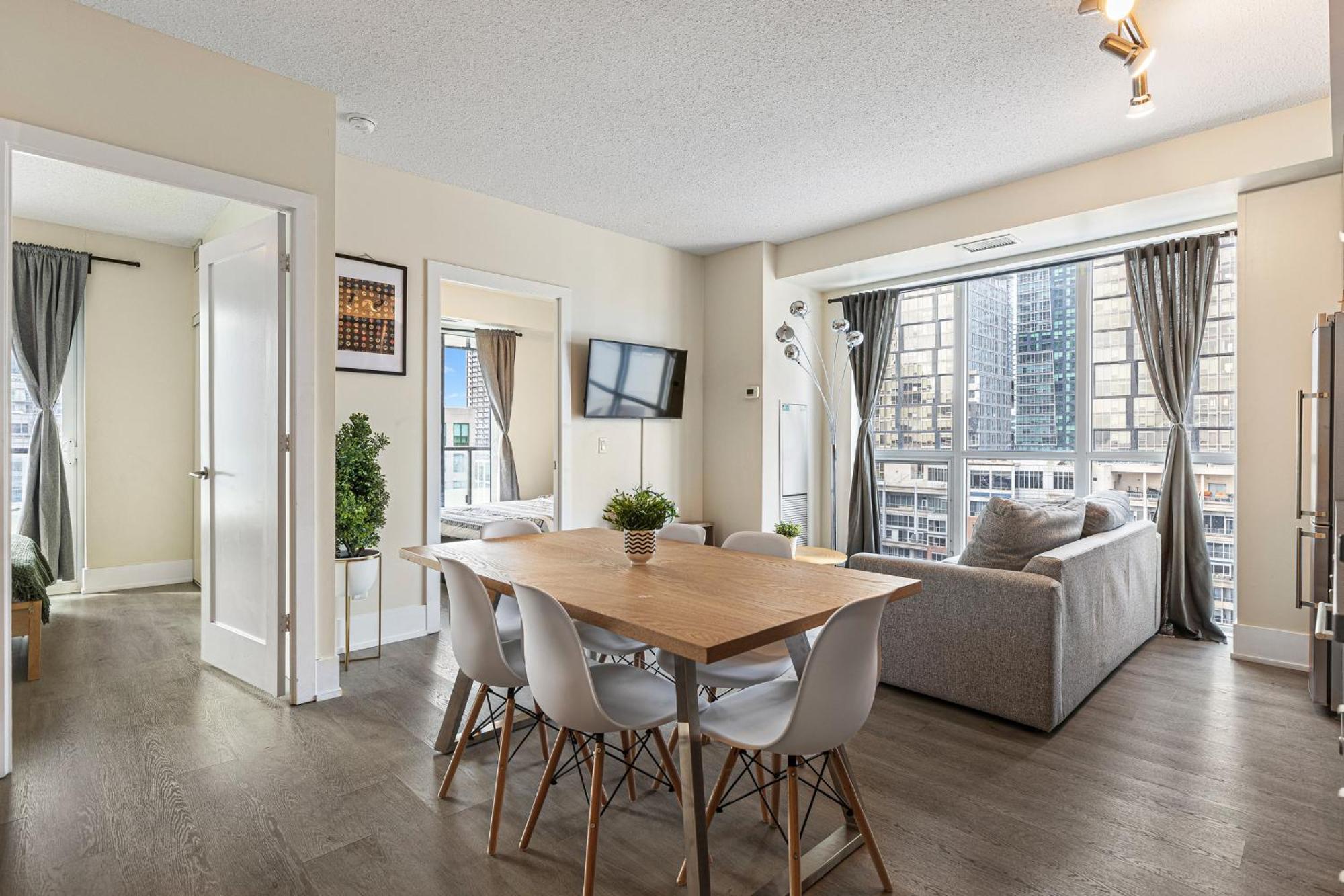 3 Bedroom Beside Cn Tower With Parking Downtown *