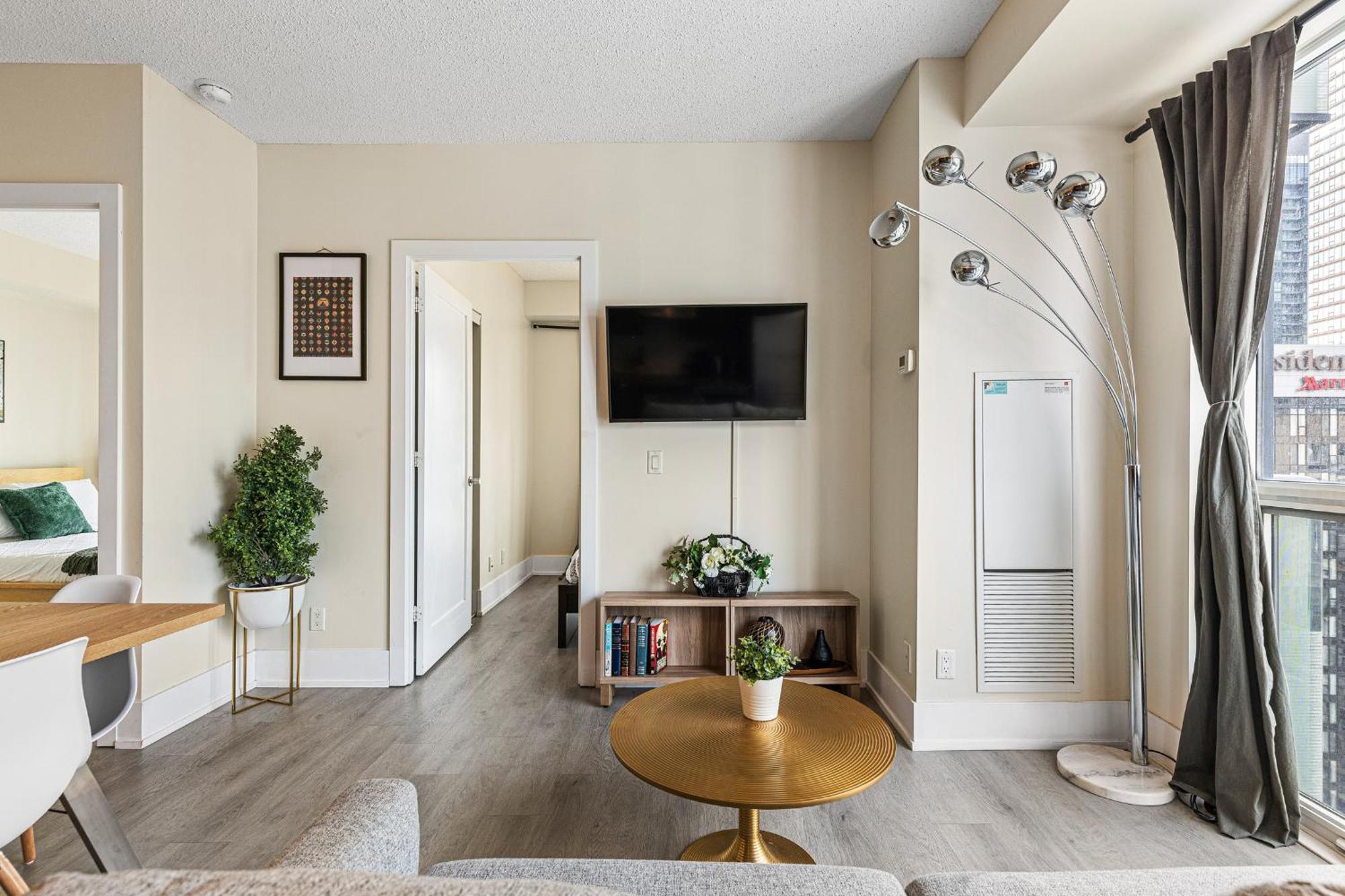 3 Bedroom Beside Cn Tower With Parking Downtown Toronto