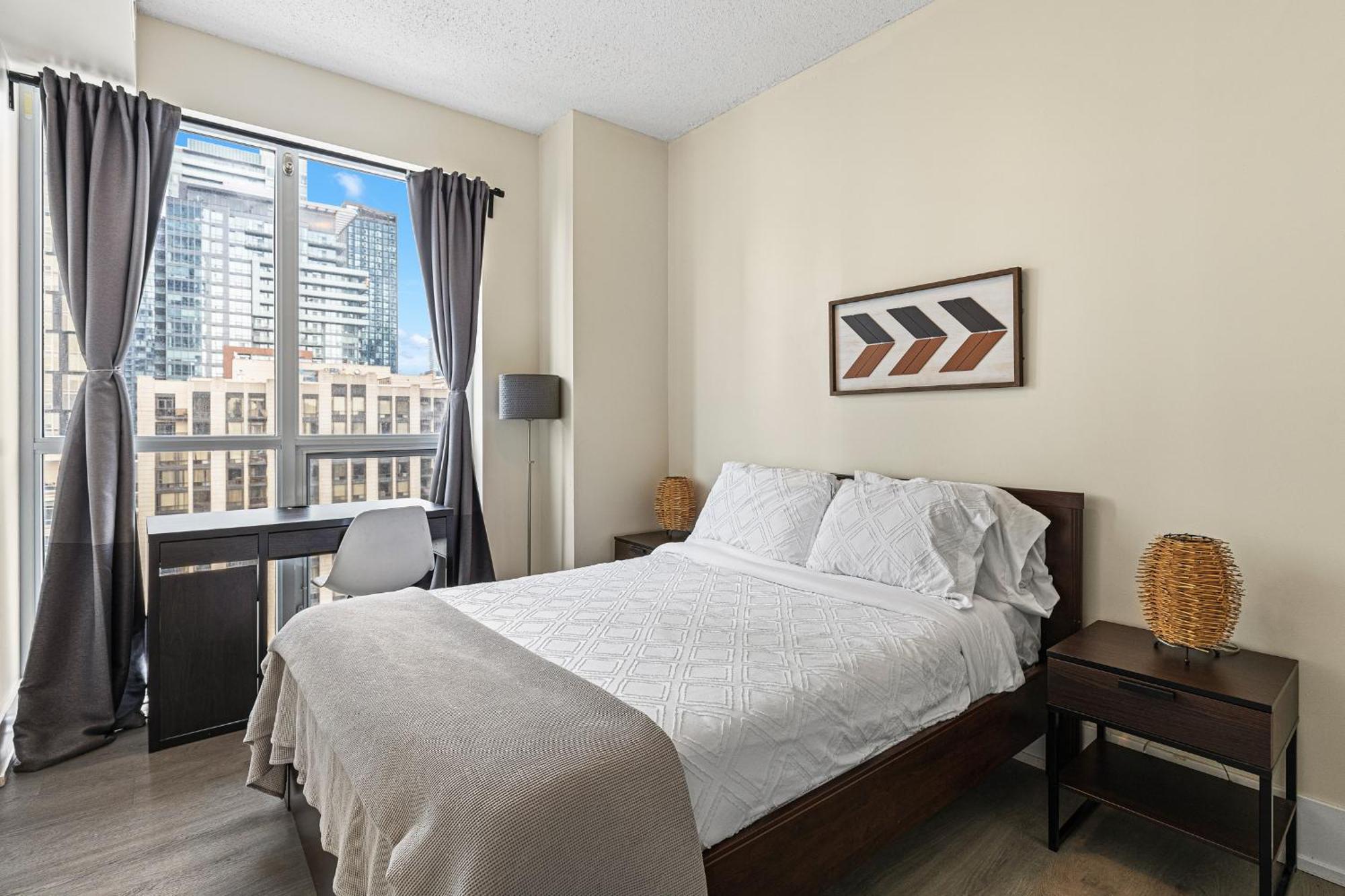 3 Bedroom Beside Cn Tower With Parking Downtown Apartment *