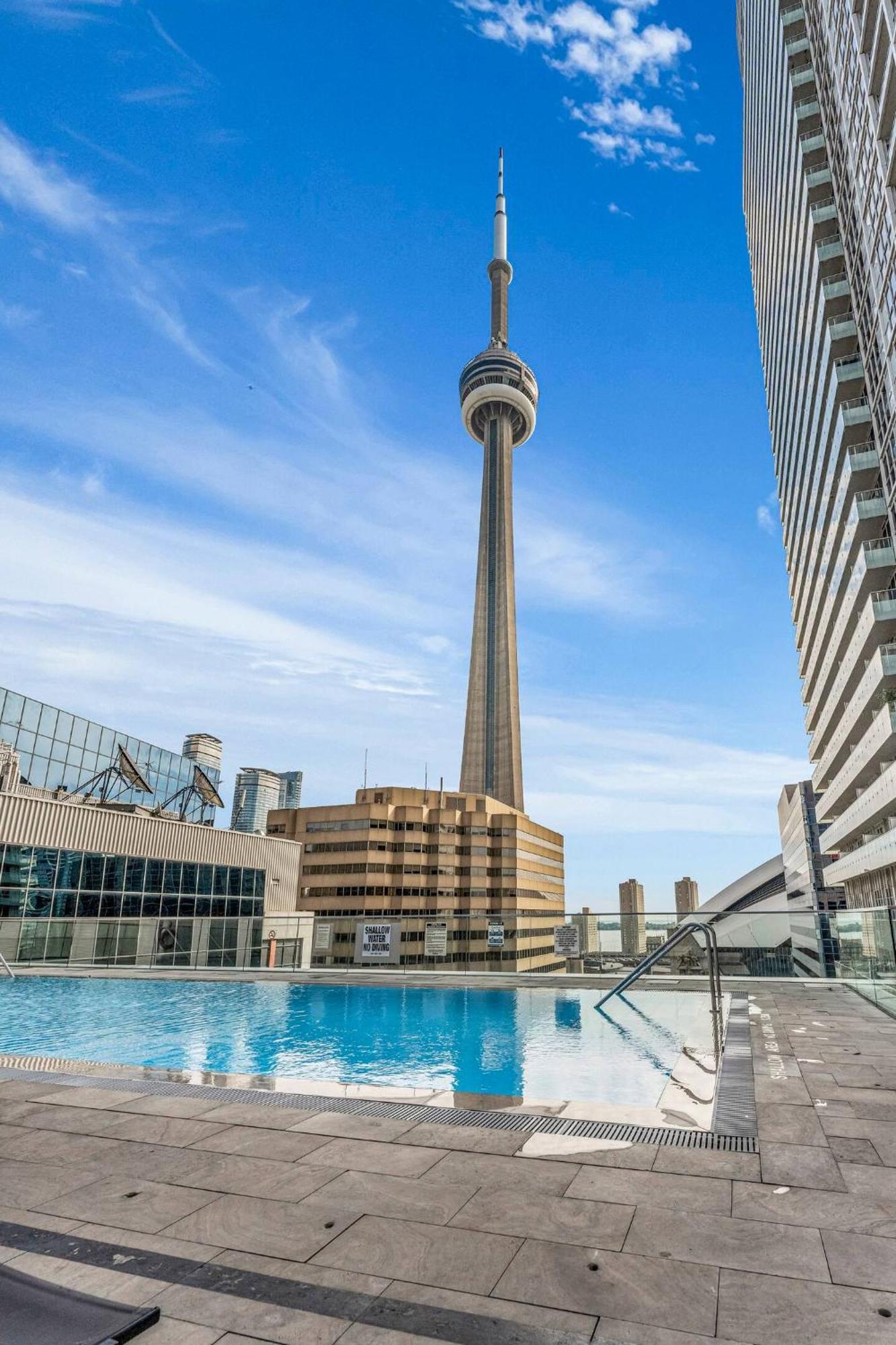 3 Bedroom Beside Cn Tower With Parking Downtown Apartment Toronto