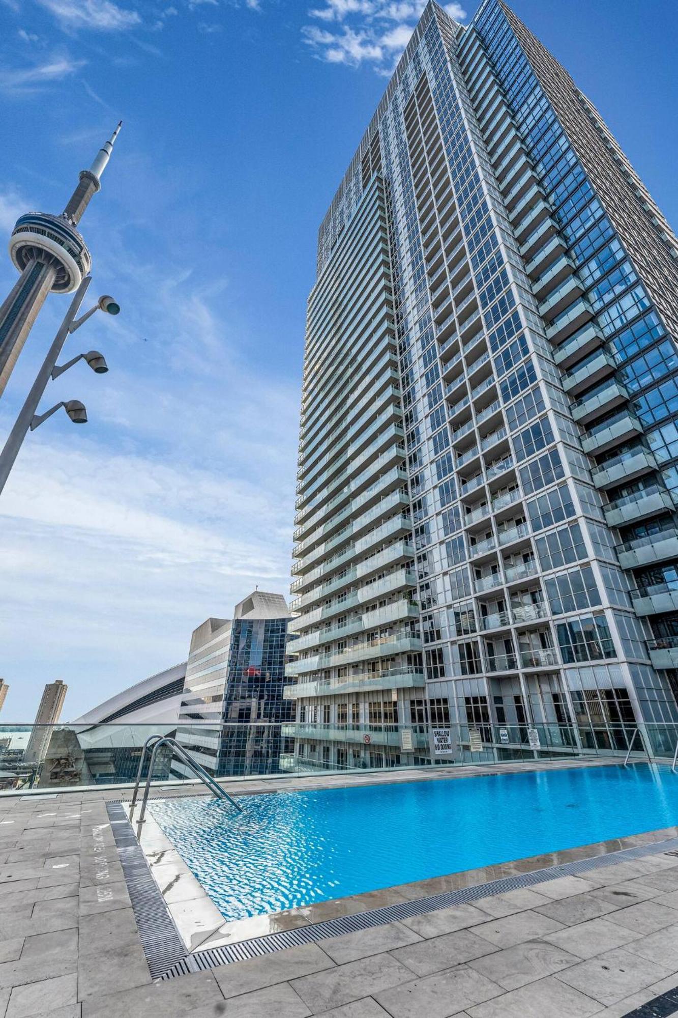 3 Bedroom Beside Cn Tower With Parking Downtown *