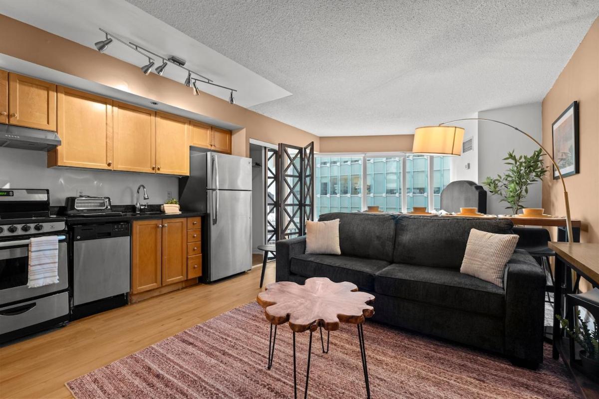 Apartment Cozy At Dundas Square!