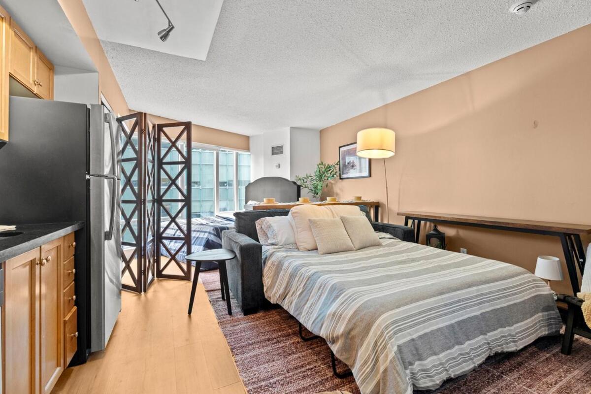 Apartment Cozy At Dundas Square!