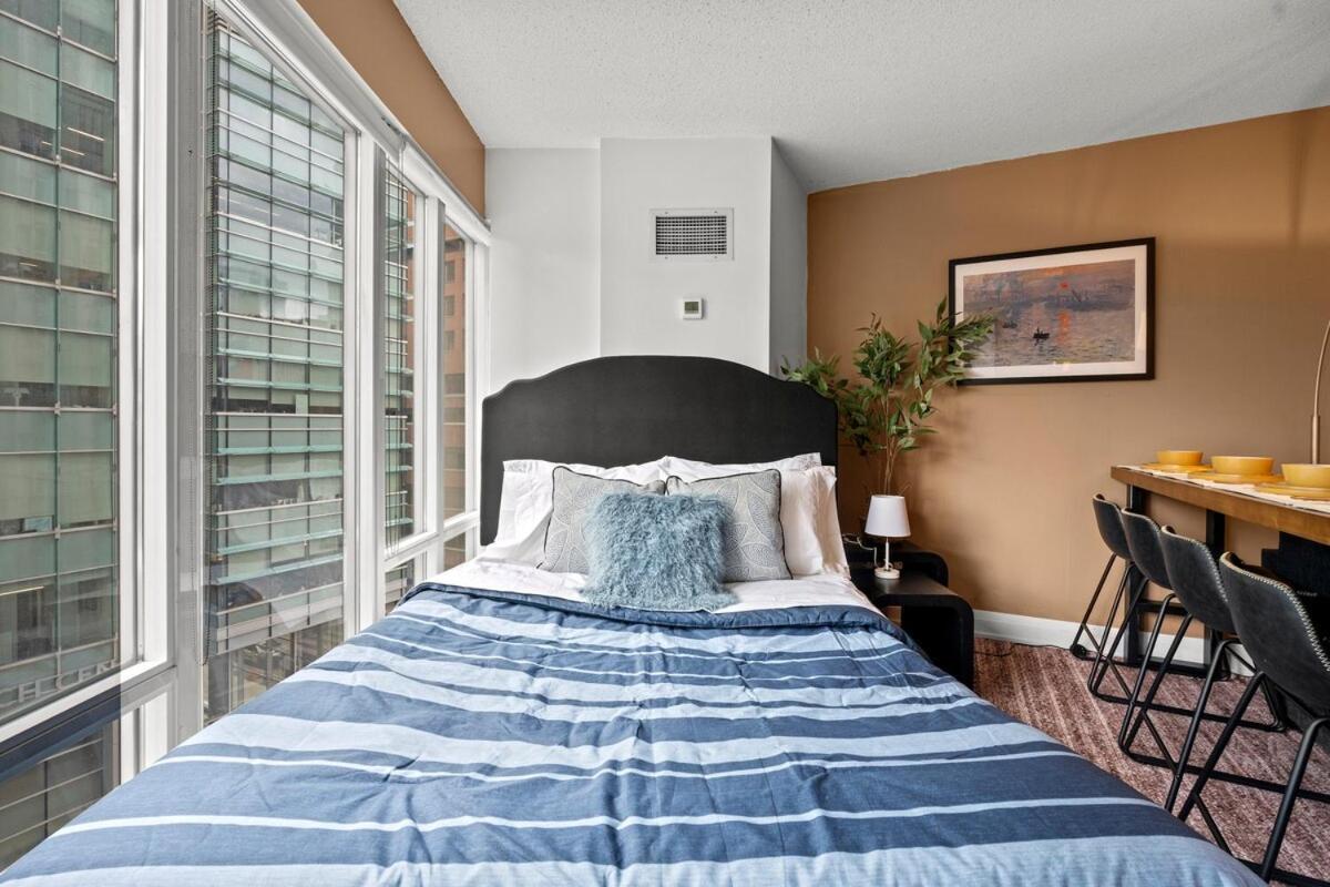 Cozy At Dundas Square! Apartment