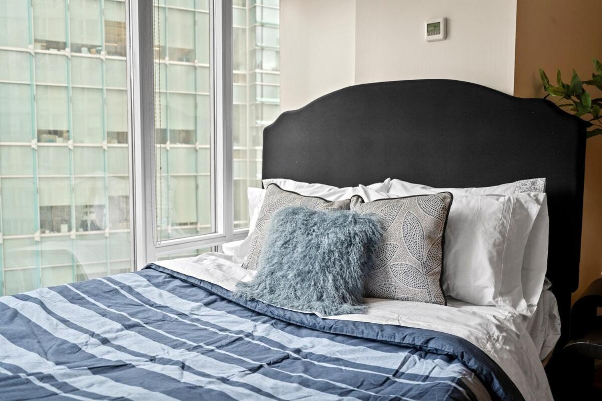 Apartment Cozy At Dundas Square! *