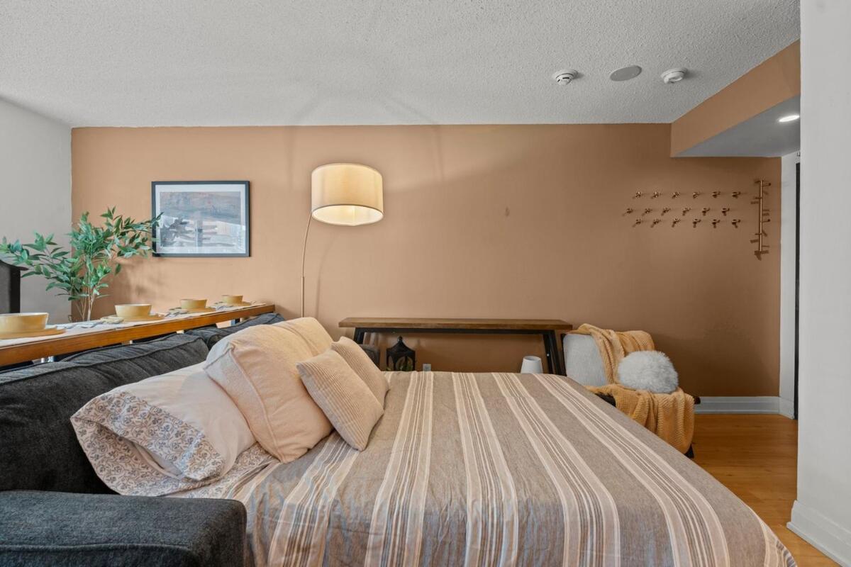 Apartment Cozy At Dundas Square! Toronto