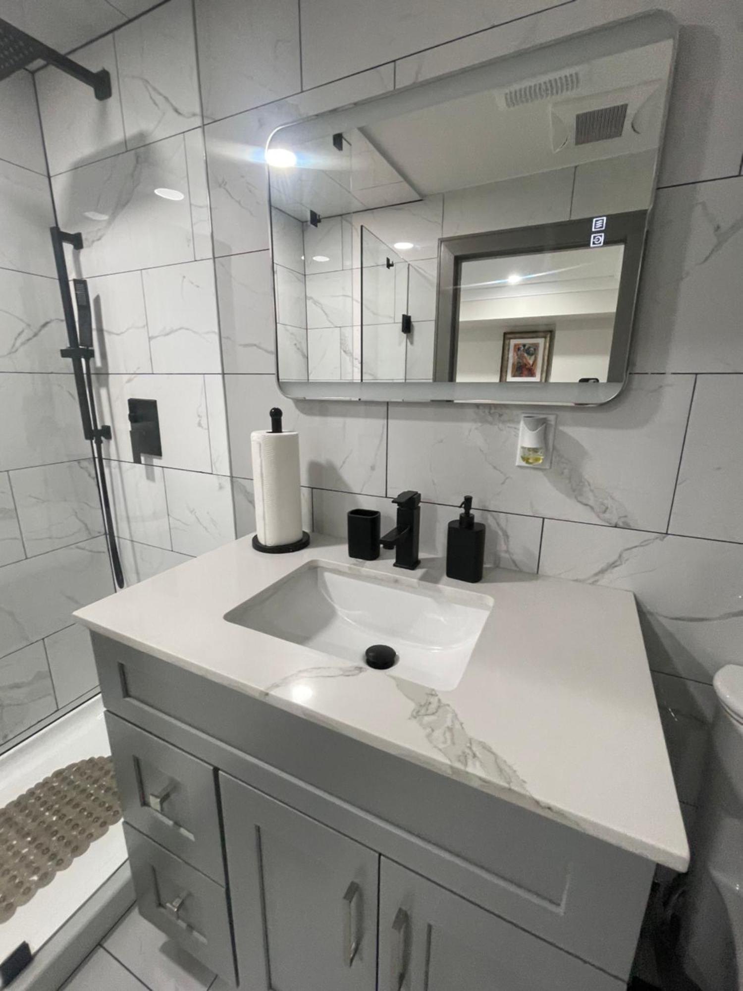 Cozy Basement With Free Parking In Homestay *