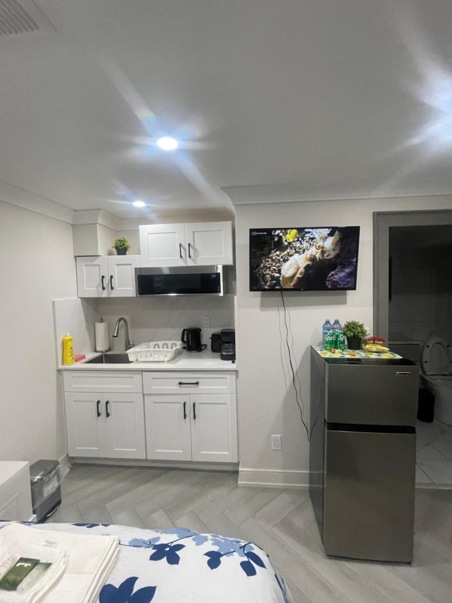 Cozy Basement With Free Parking In Homestay Toronto